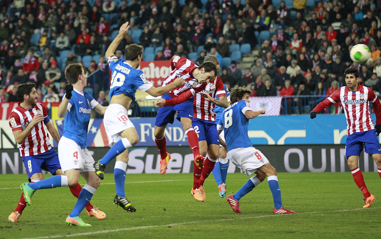 El defensa uruguayo del Atlético de Madrid Diego Roberto Godín marca el primer gol del equipo ante el Athletic.
