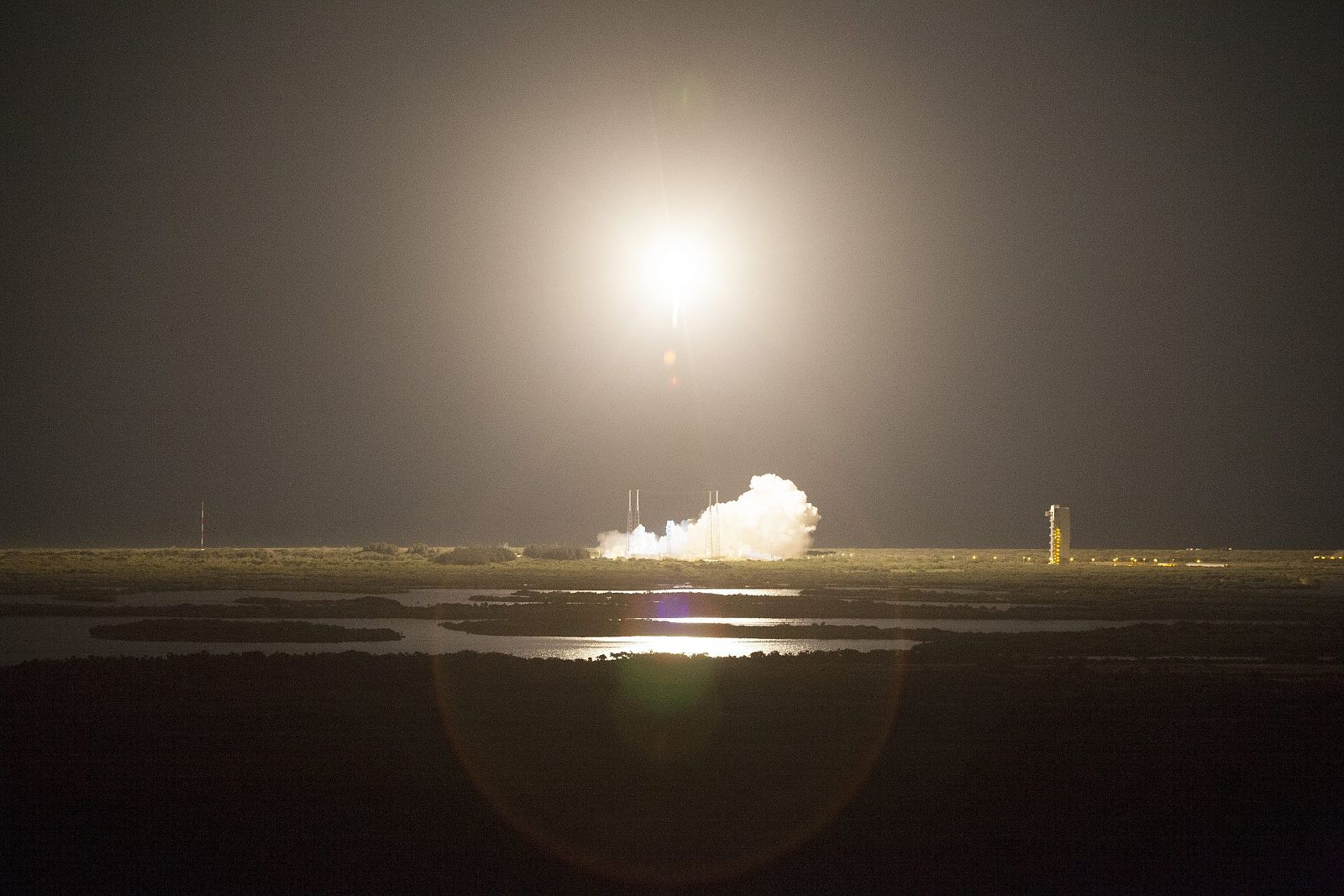Lanzamiento del cohete United Launch Alliance Atlas V cargando el Satélite de Seguimiento y Retransmisión de Datos (TDRS-L), a la orbita terrestre en el complejo de lanzamiento 41 en la Estación de la Fuerza Aérea de Cabo Cañaveral en Florida (EE.UU.