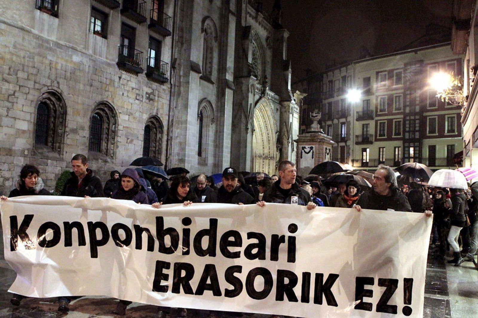 Familiares, amigos y vecinos de Arantza Zulueta y Aitziber Sagarminaga, en la manifestación