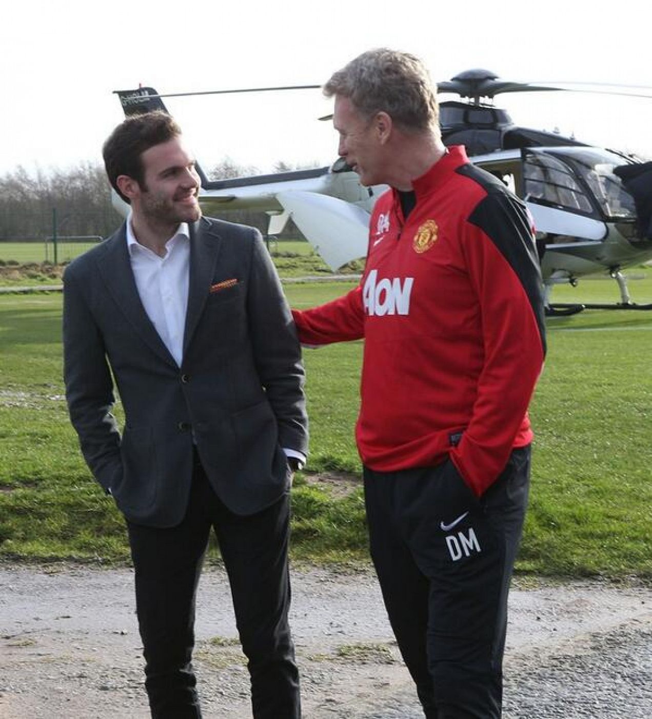 Juan Mata, recibido por el técnico del Manchester United, David Moyes