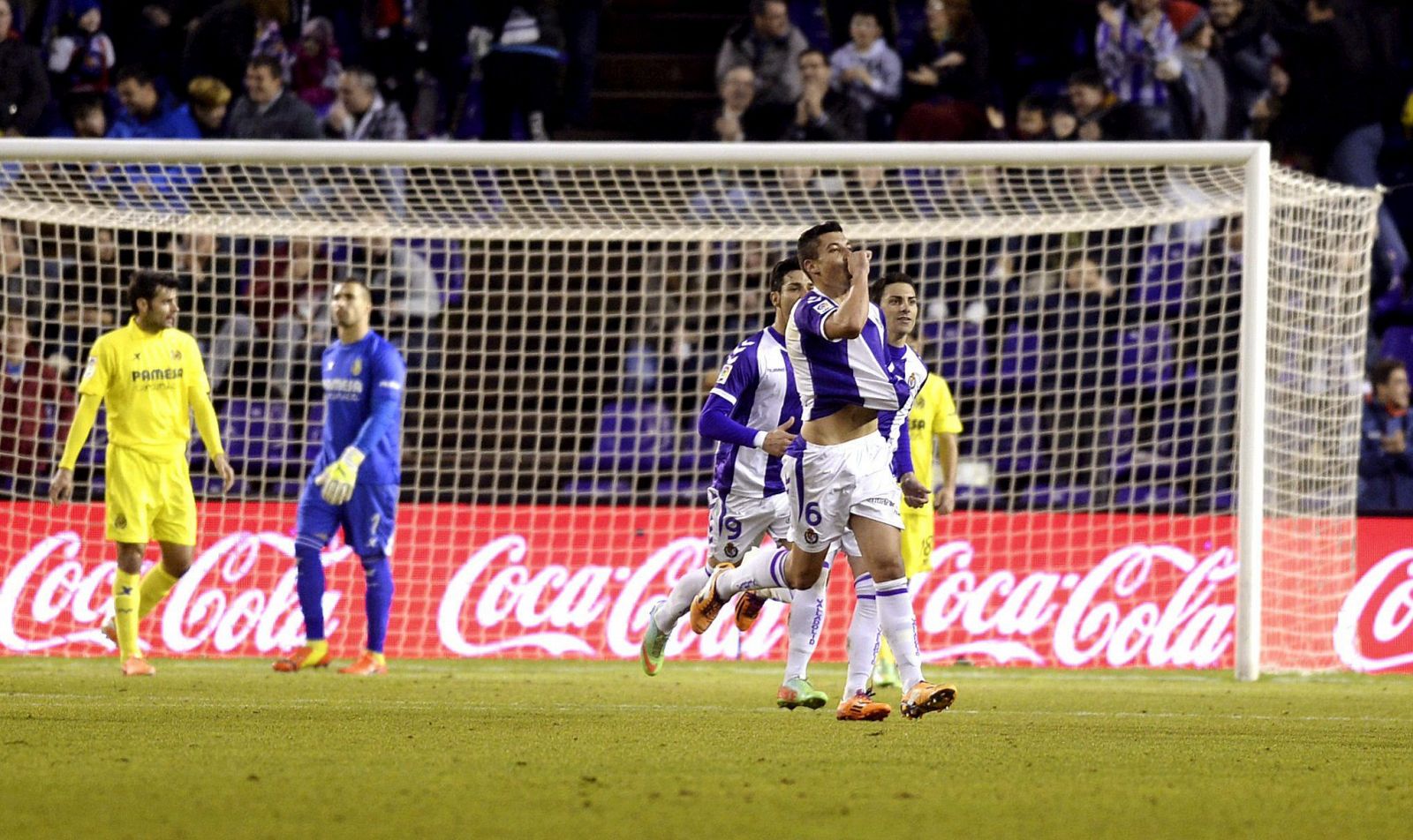 Los jugadores del Real Valladolid Jesús Rueda (c) y Javi Guerra (3i) celebran el gol marcado al Villarreal