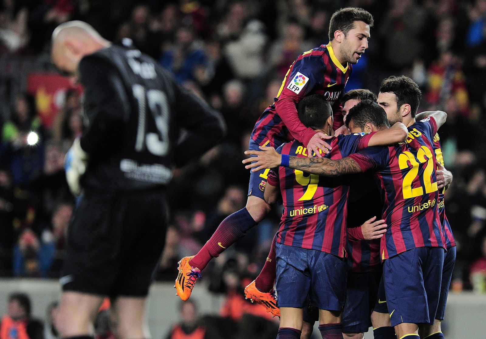 Los jugadores del Barcelona celebran el gol de Pedro, ante el meta del Málaga, Willy Caballero.