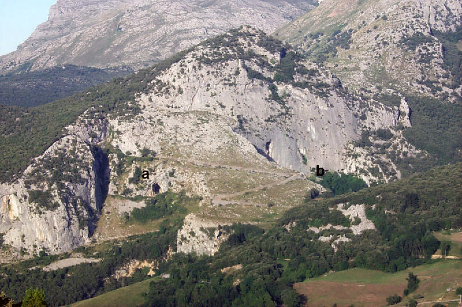 Vista del Monte Castillo, donde se encuentra la Cueva de El Castillo.