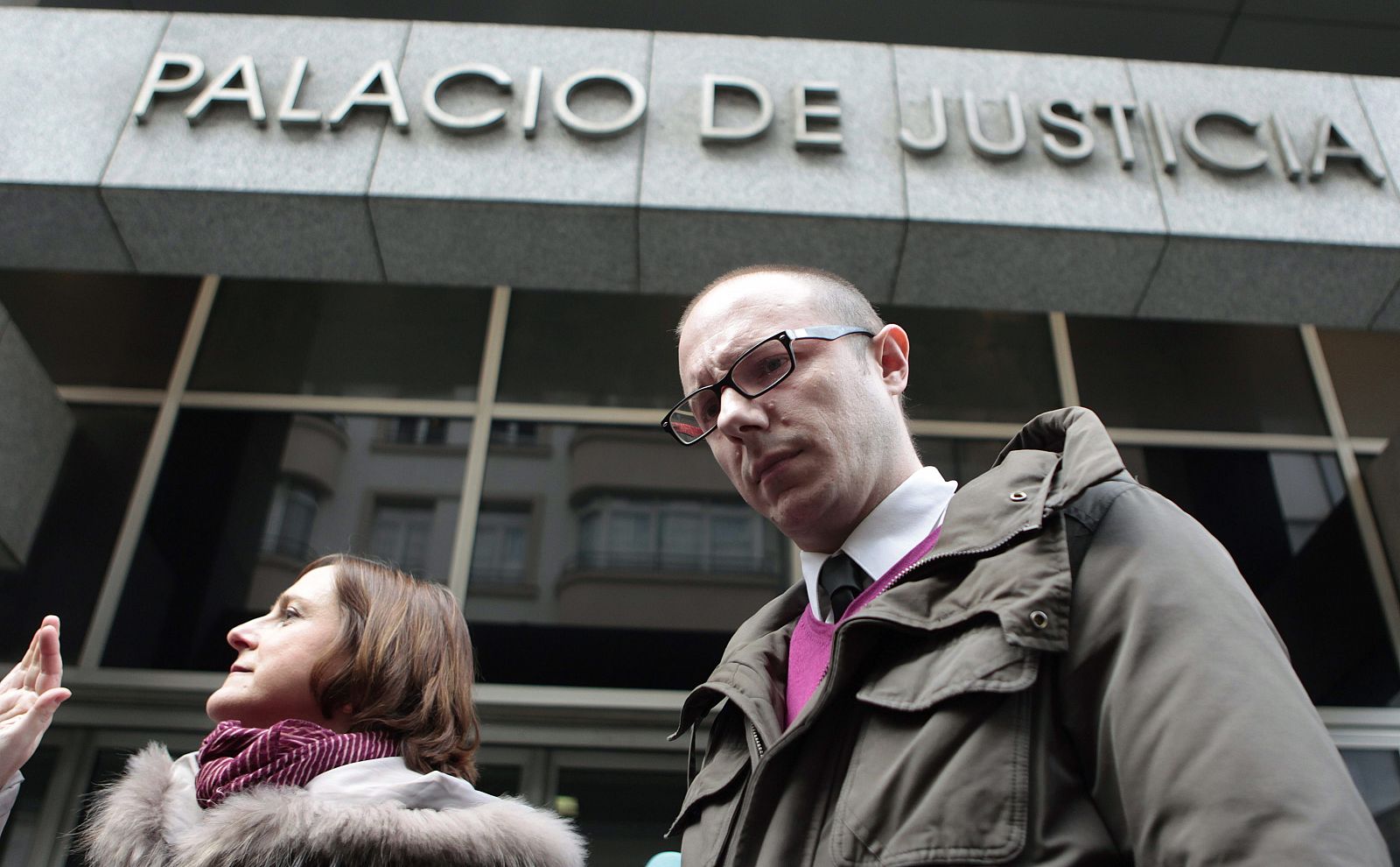 Francisco Javier Alvarado, técnico de la Asociación de Usuarios de Bancos, Cajas y Seguros (Adicae), sale del palacio de Justicia de Bilbao con la sentencia del juez Bermúdez