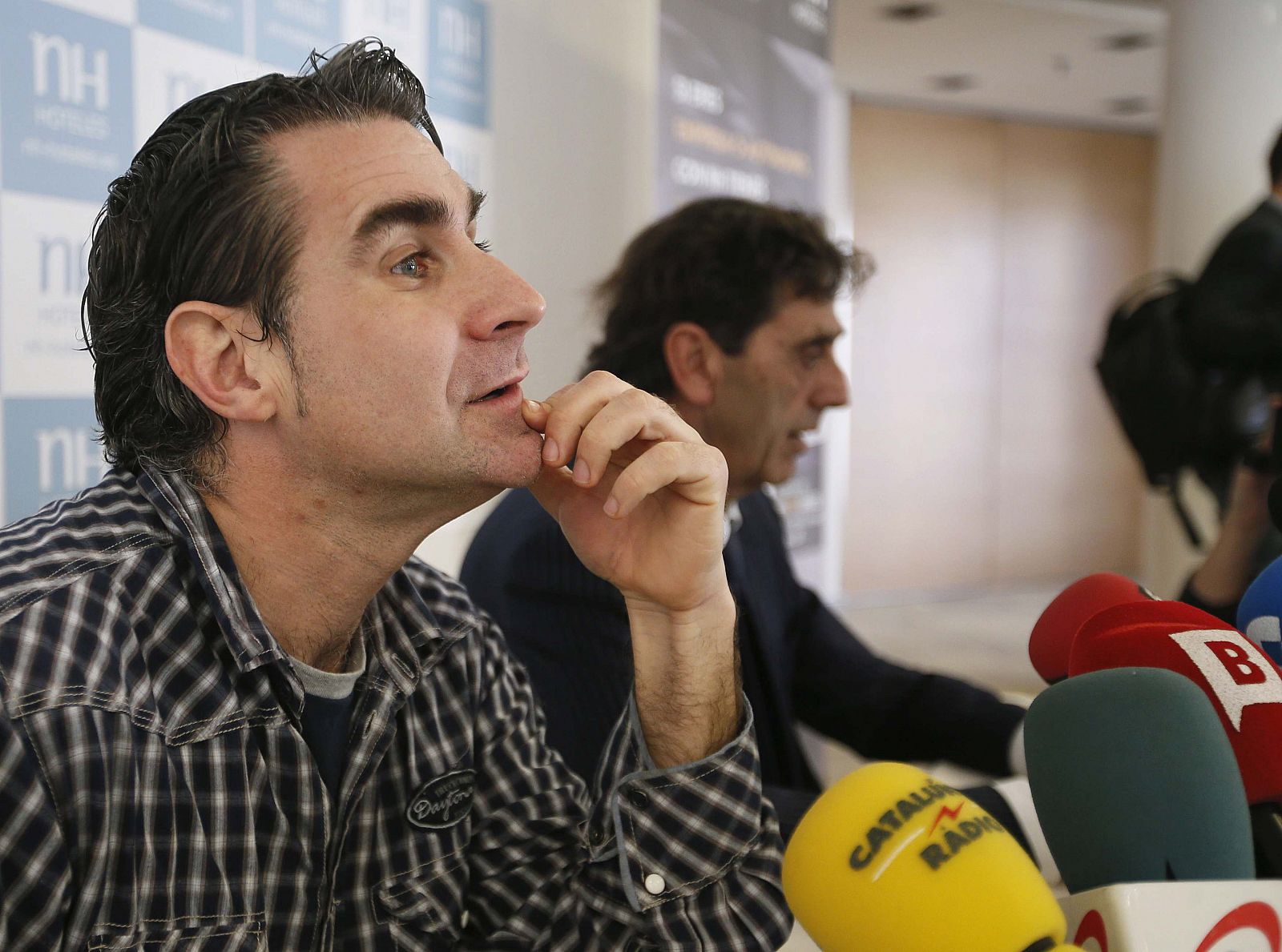El socio del Barça Jordi Cases, en rueda de prensa junto a su abogado, Felipe Izquierdo