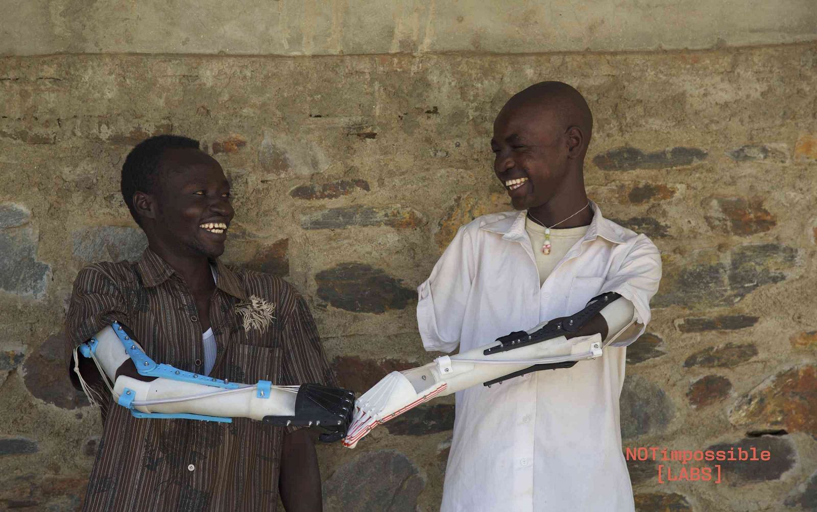 Daniel Omar y Mohammed, dos de las personas que han empezado a usar el brazo protésico.