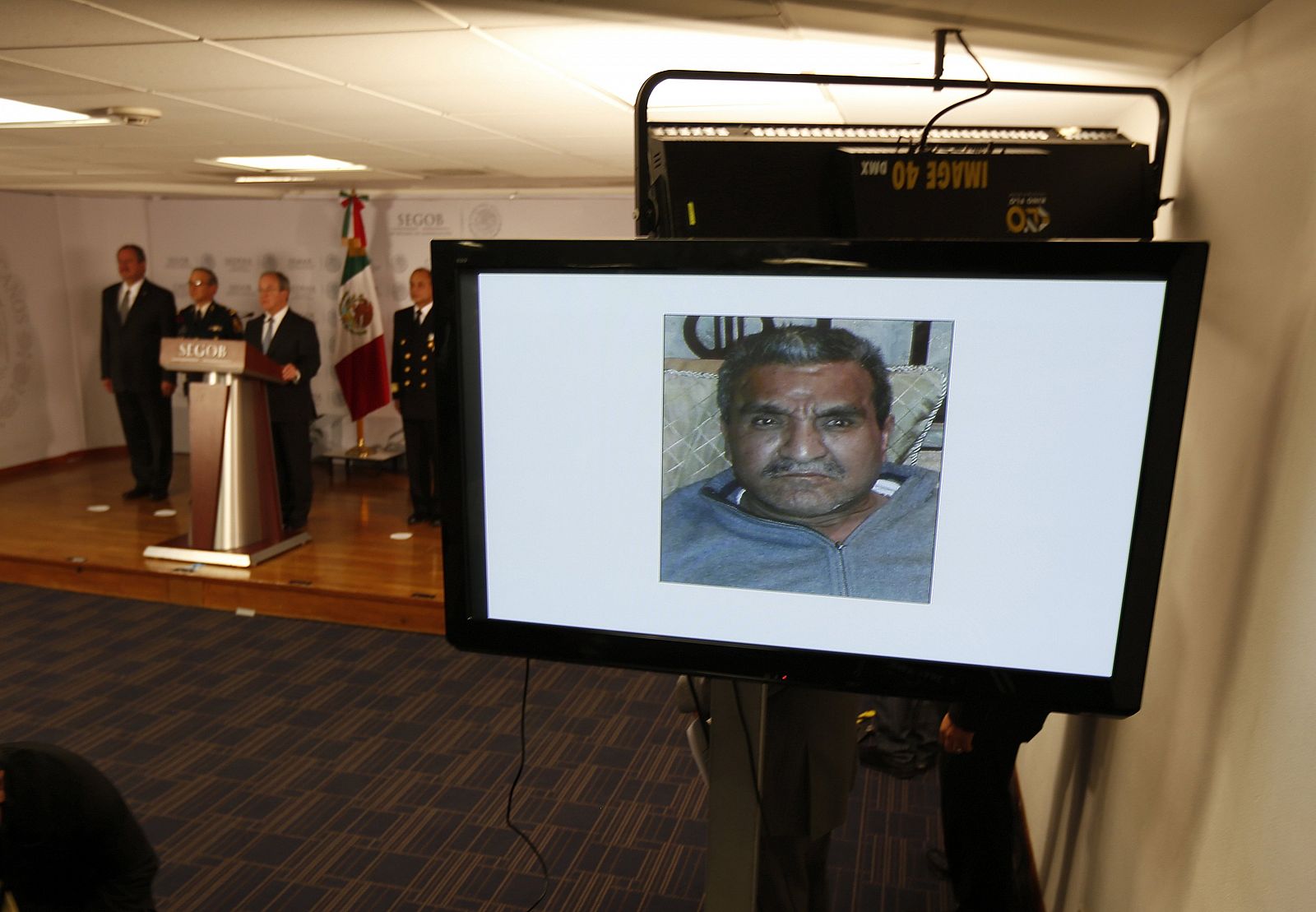 La fotografía de Dionisio Loya Plancarte, supuesto líder del cartel de los Caballeros Templarios, es mostrada durante la rueda de prensa en el Ministerio de Interior de México para anunciar su captura