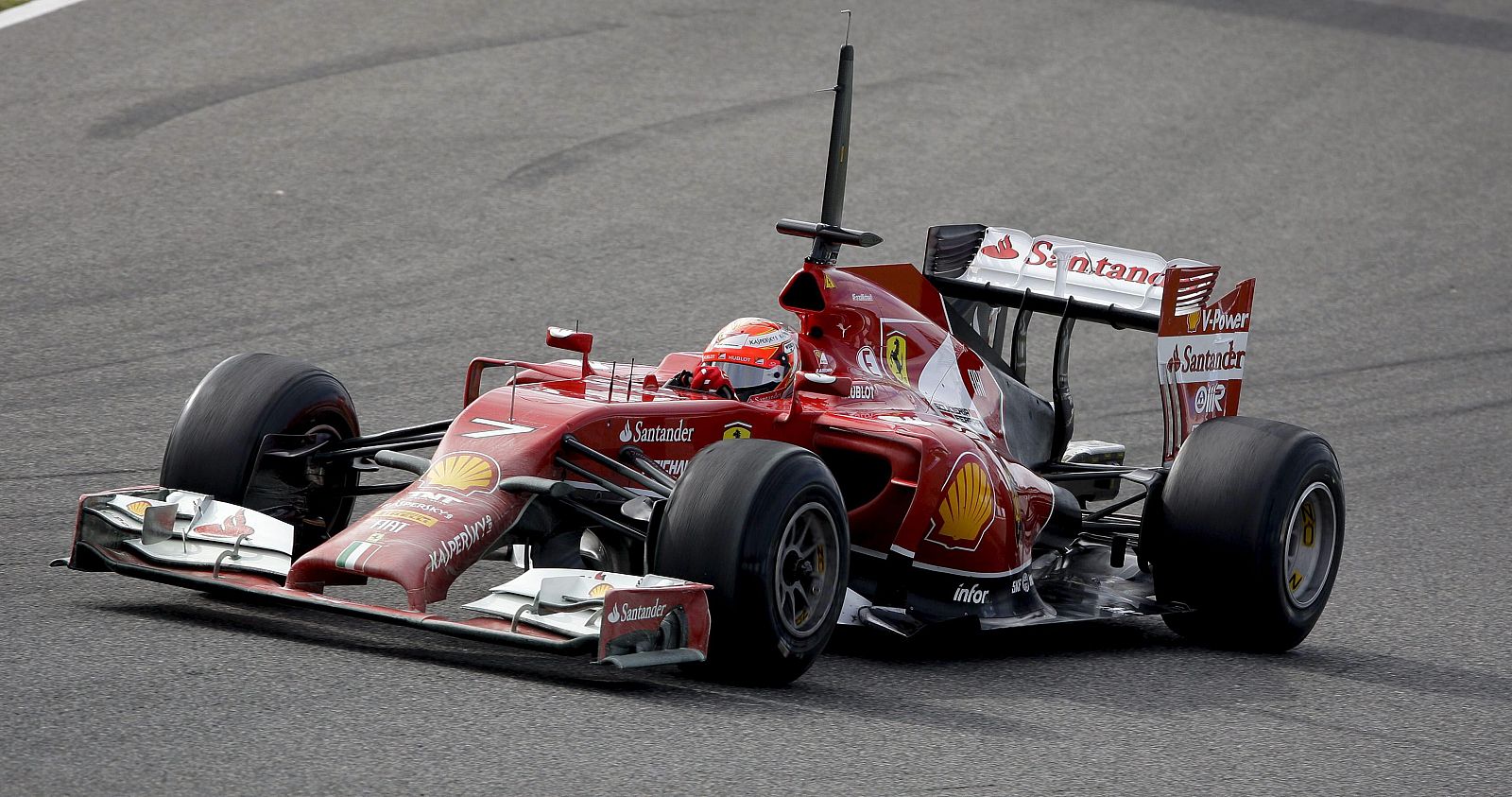 El piloto finlandés Kimi Raikkonen rueda con el nuevo monoplaza F14T en la primera jornada de ensayos en el circuito de Jérez.
