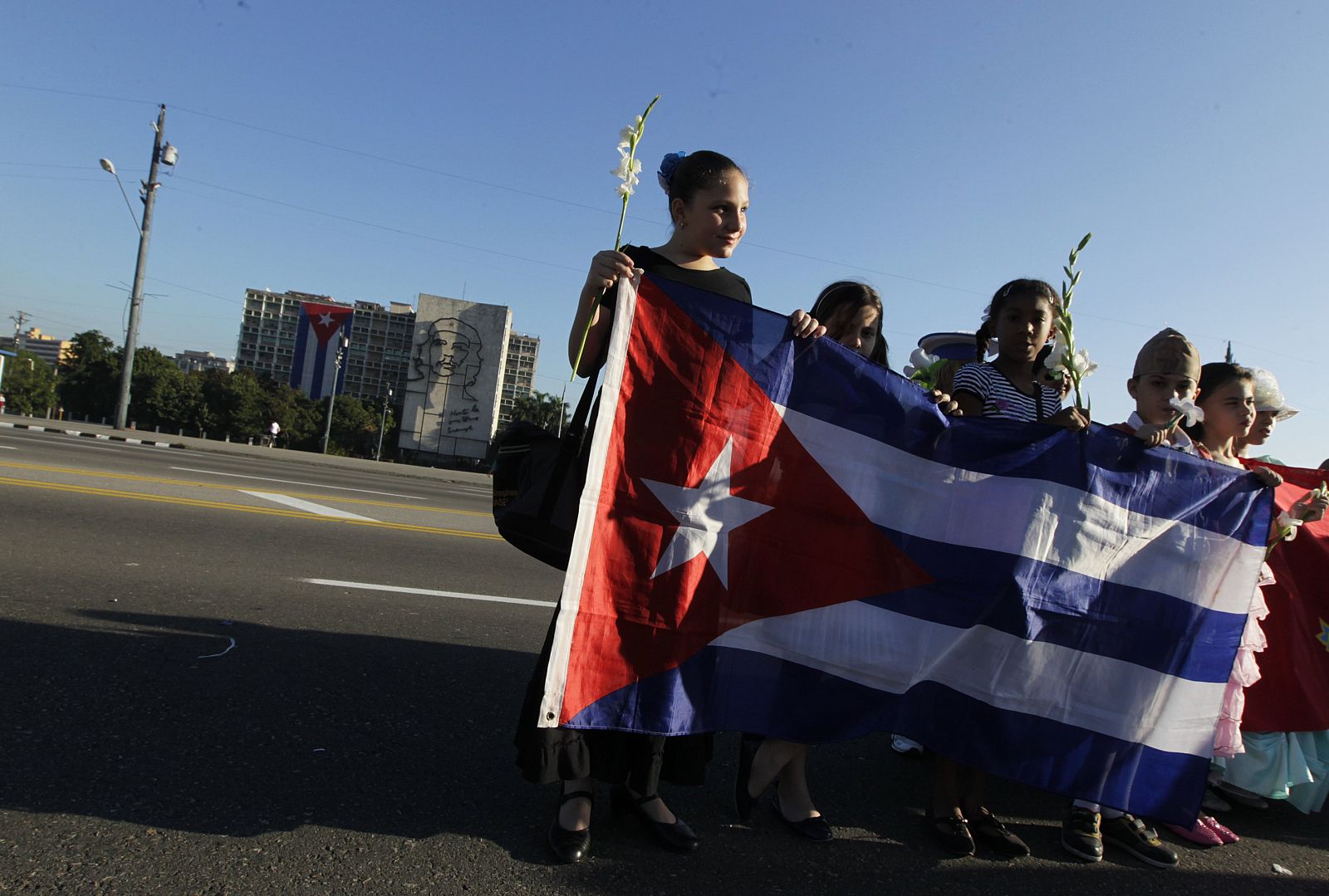 Estudiantes cubanos sostienen una bandera nacional en La Habana