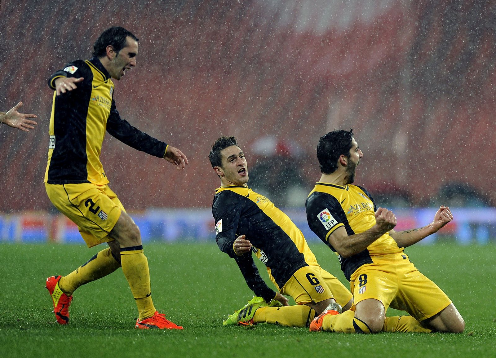 Raúl García y Koke celebran el gol del Atlético en San Mamés.