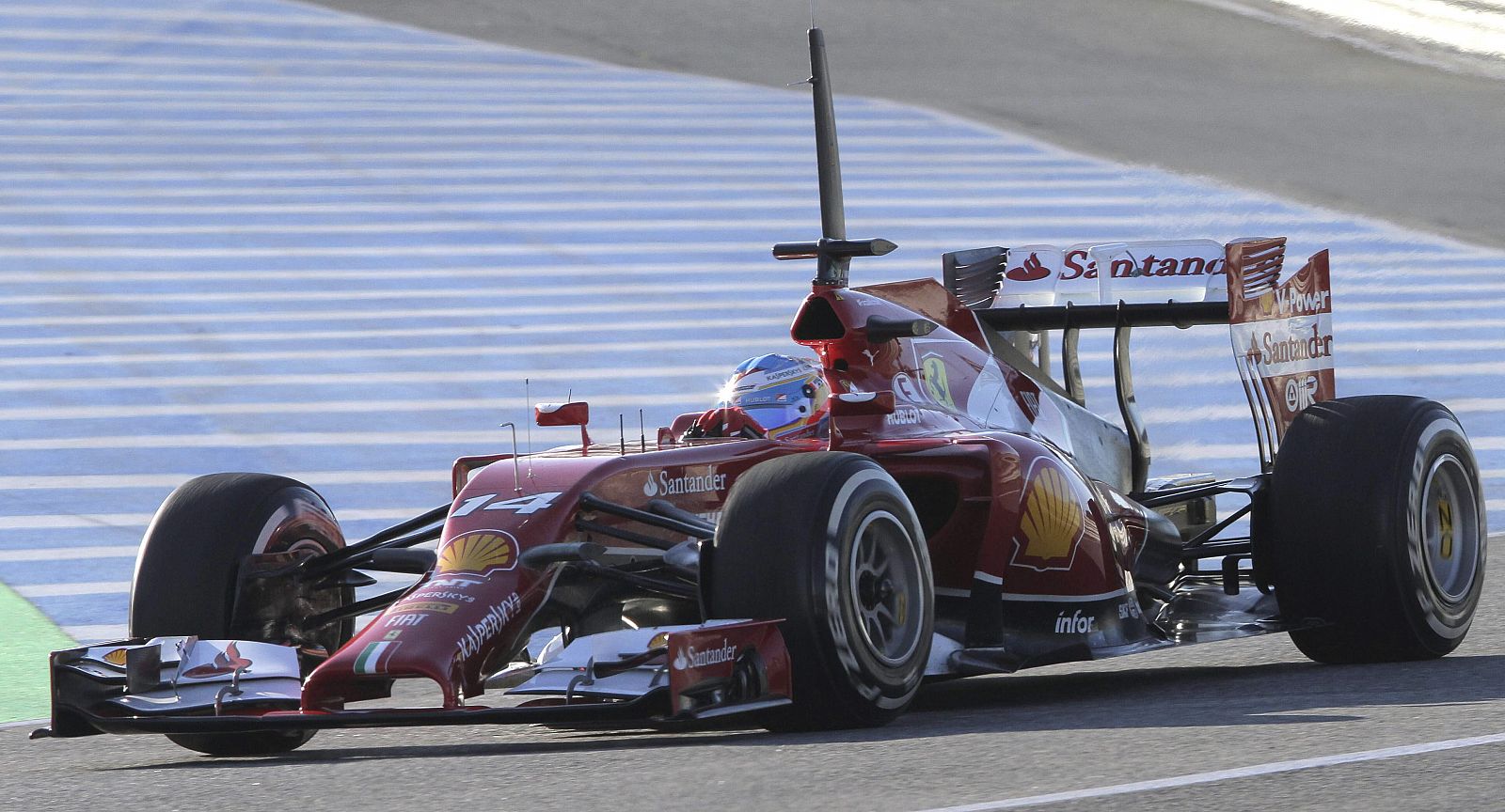 El piloto español Fernando Alonso rueda con el nuevo monoplaza F14T.