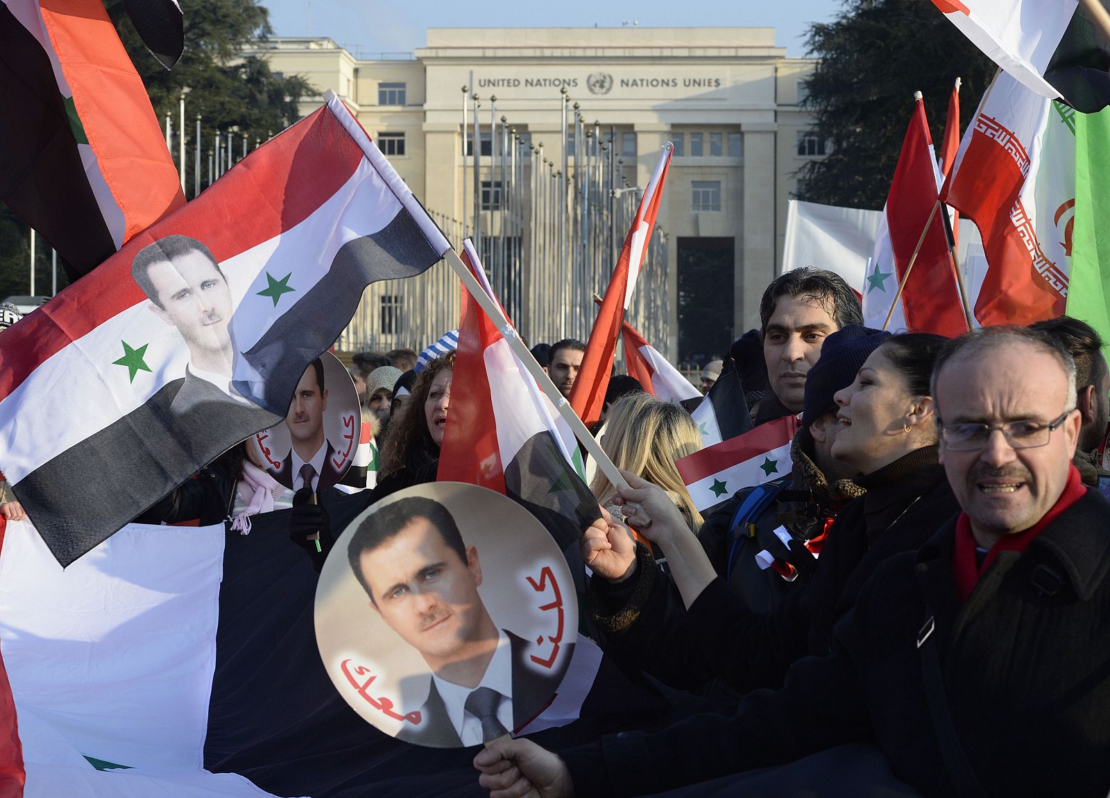 Manifestantes pro-Asad se manifiestan frente a la sede de la ONU en Ginebra