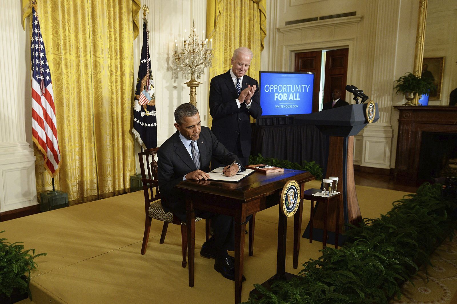Barack Obama firma un decreto mediante el que su Gobierno se compromete a aplicar políticas de contratación que no discriminen a los desempleados de larga duración
