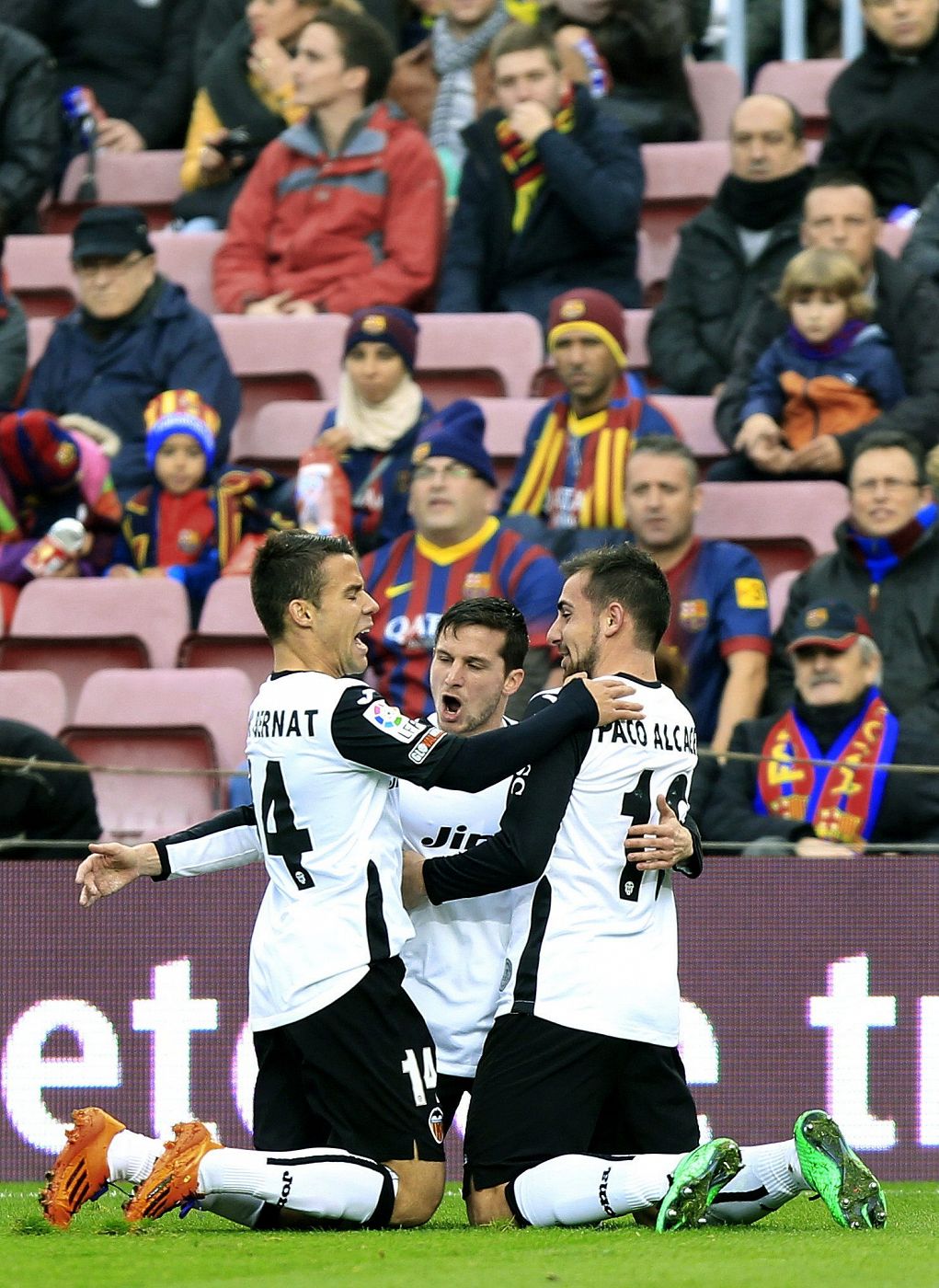 Piatti (c) celebra su gol junto a sus compañeros Juan Bernat (i) y Paco Alcacer.