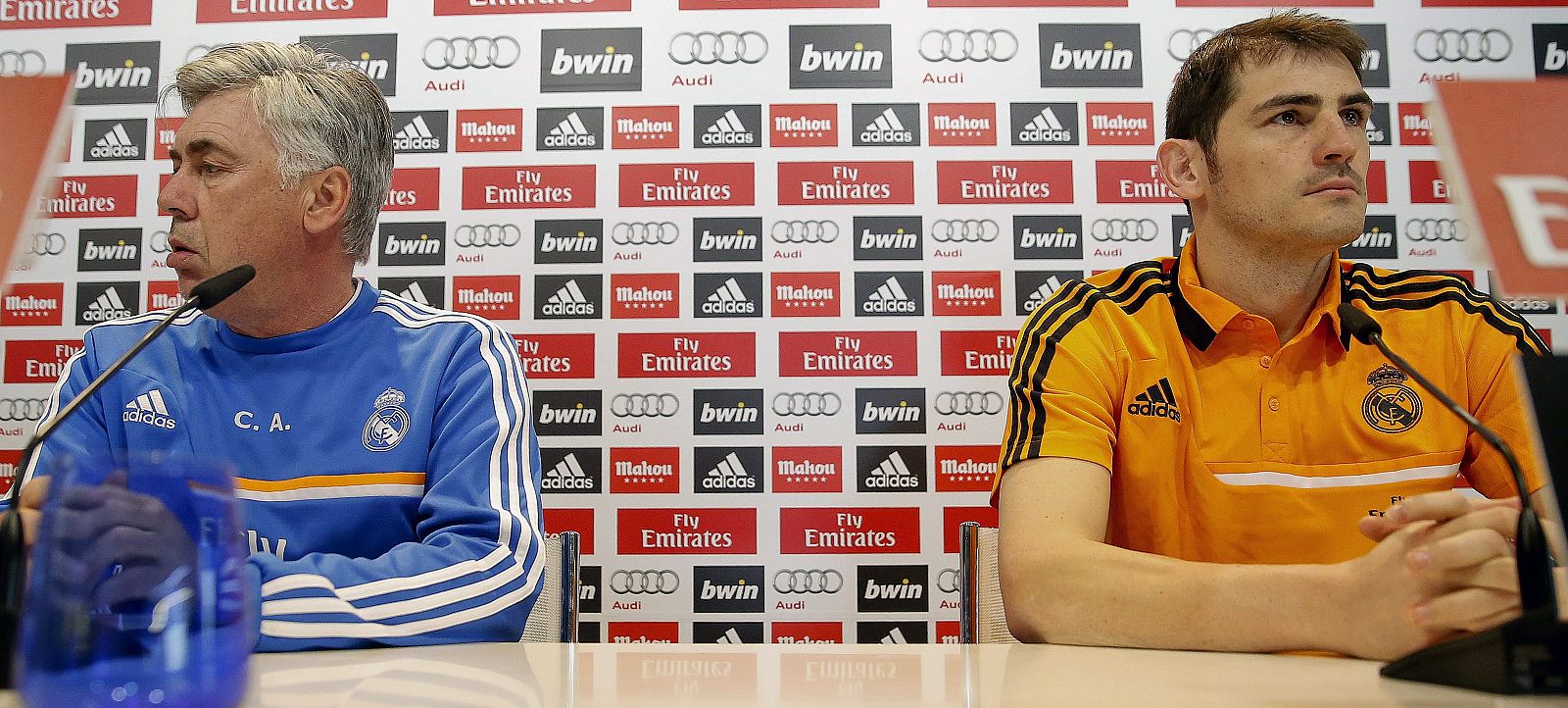 El técnico del Madrid, Carlo Ancelotti (i), y el portero, Iker Casillas, que ha mostrado su pésame por Luis Aragonés