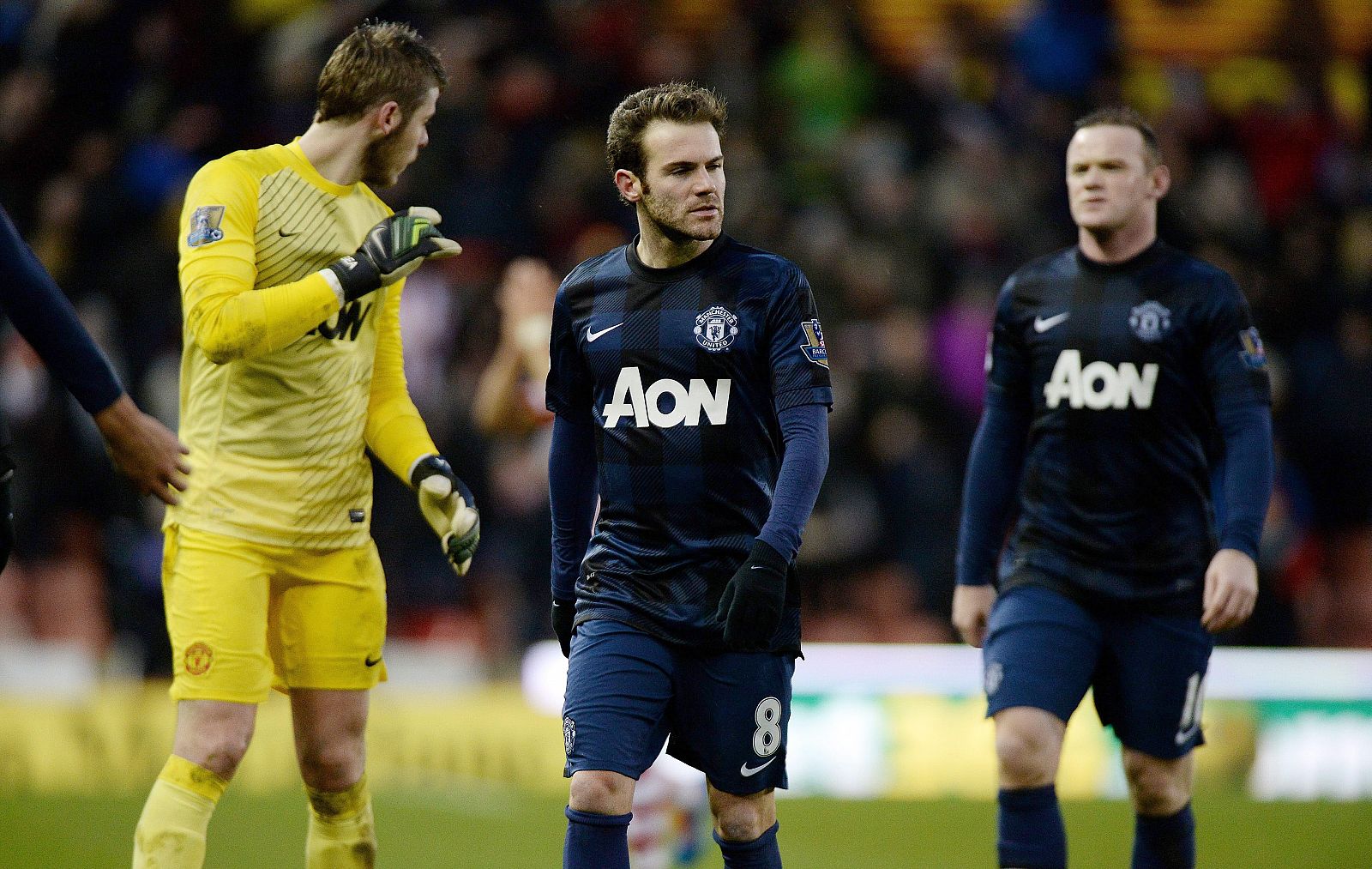 Los españoles David de Gea y Juan Mata lamentan la derrota del Manchester United