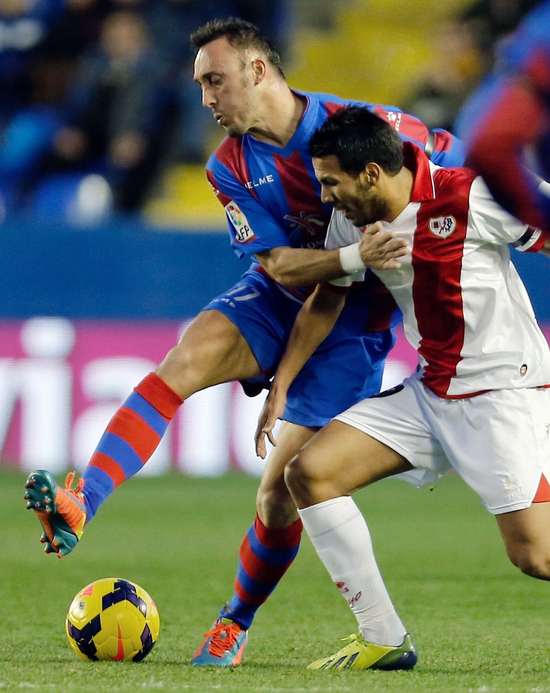 El centrocampista del Rayo Vallecano Roberto Trashorras (d) lucha el balón con el centrocampista del Levante Jordi Xumetra (i)