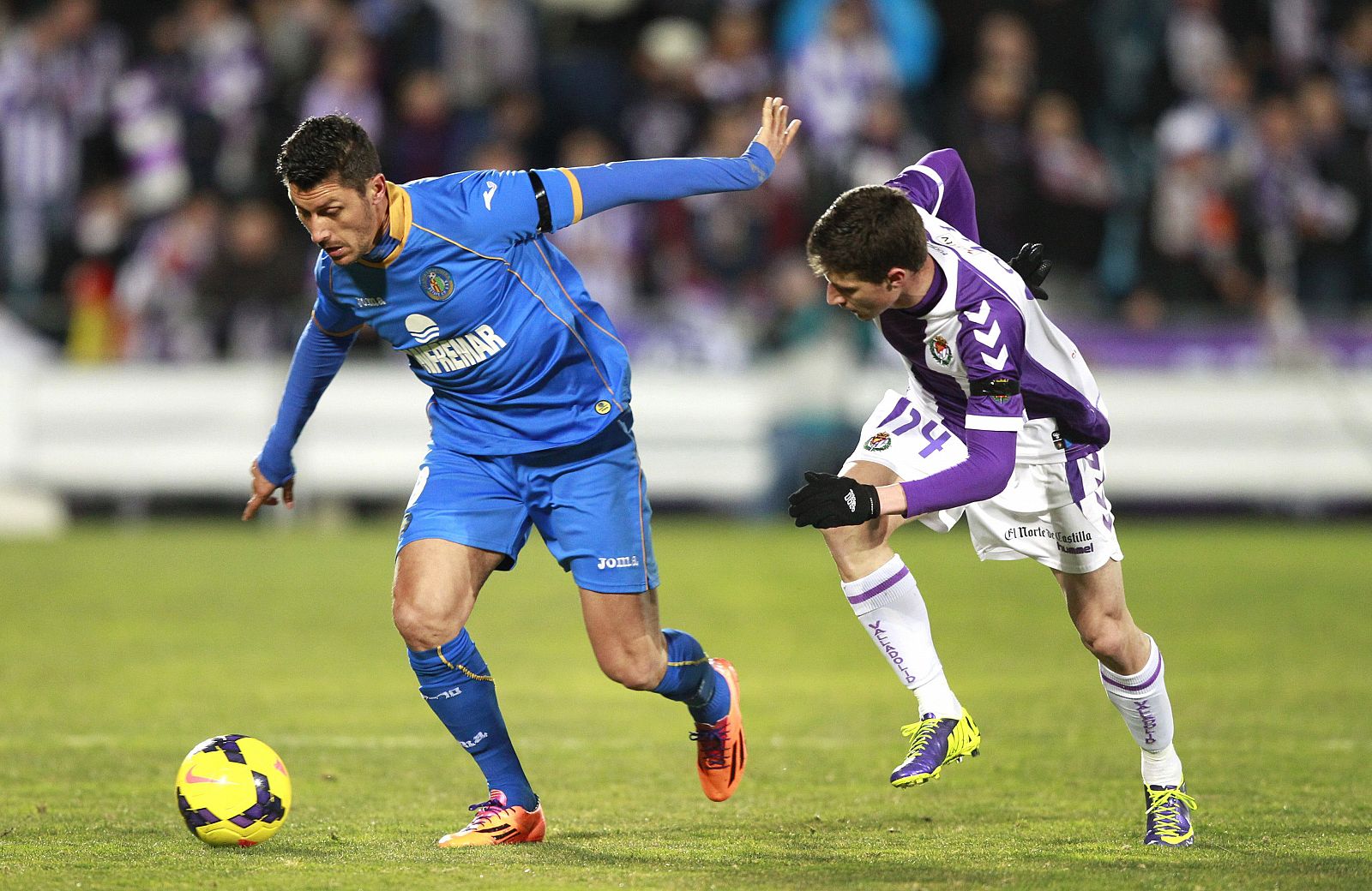 El delantero rumano del Getafe Ciprian Marica (i) pelea un balón con el centrocampista del Real Valladolid Omar Ramos