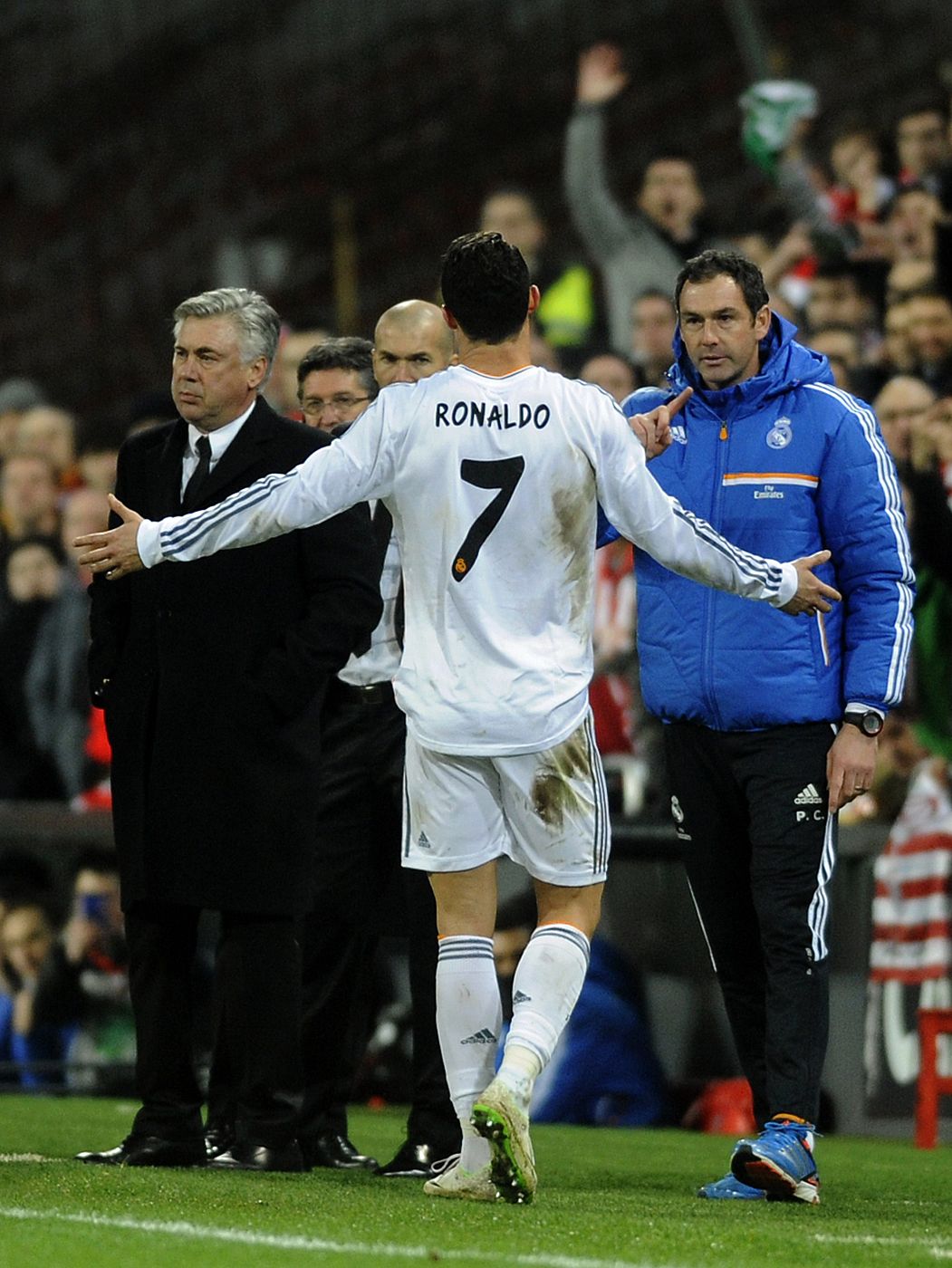 El entrenador del Madrid, Carlo Ancelotti, observa la marcha de Cristiano al ser expulsado