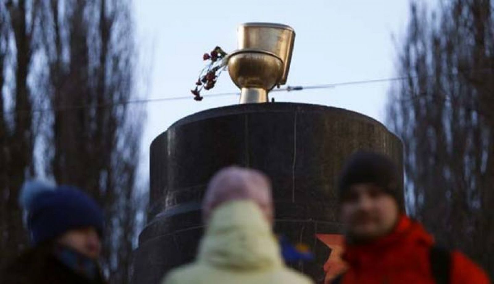 Retrete dorado sobre el pedestal donde estaba la estatua de Lenin en Kiev.