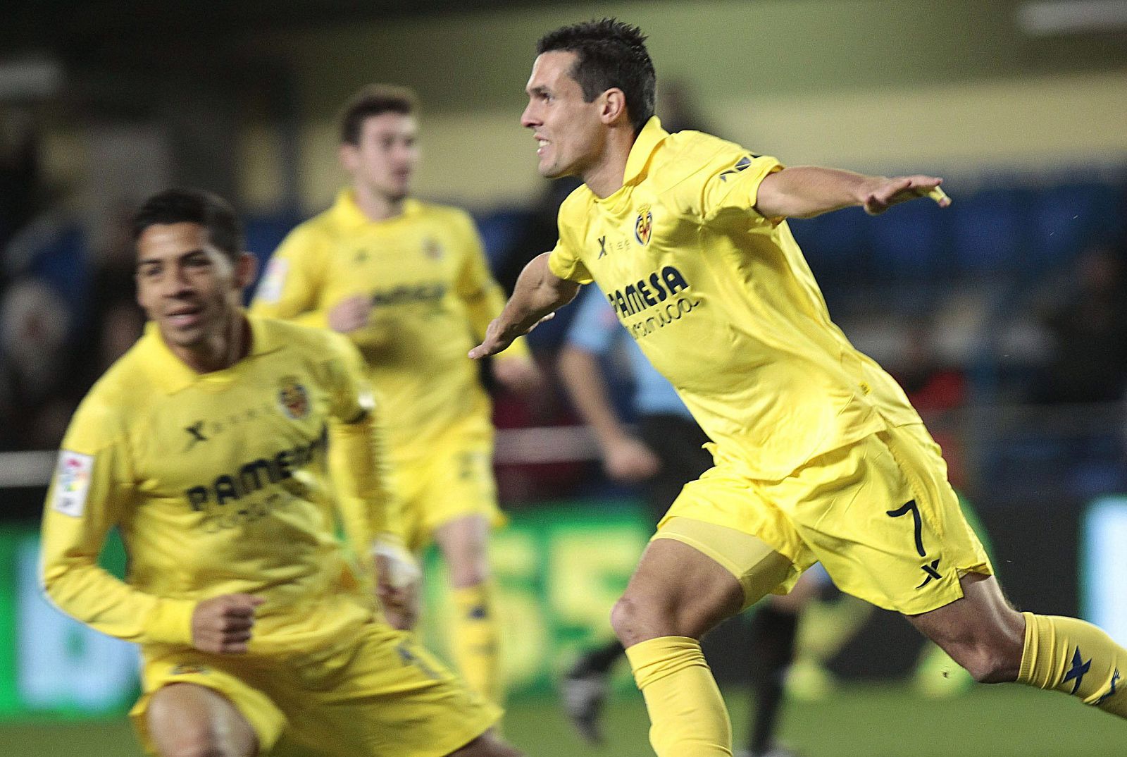 El delantero francés del Villarreal, Jeremy Perbet (d), celebra su gol