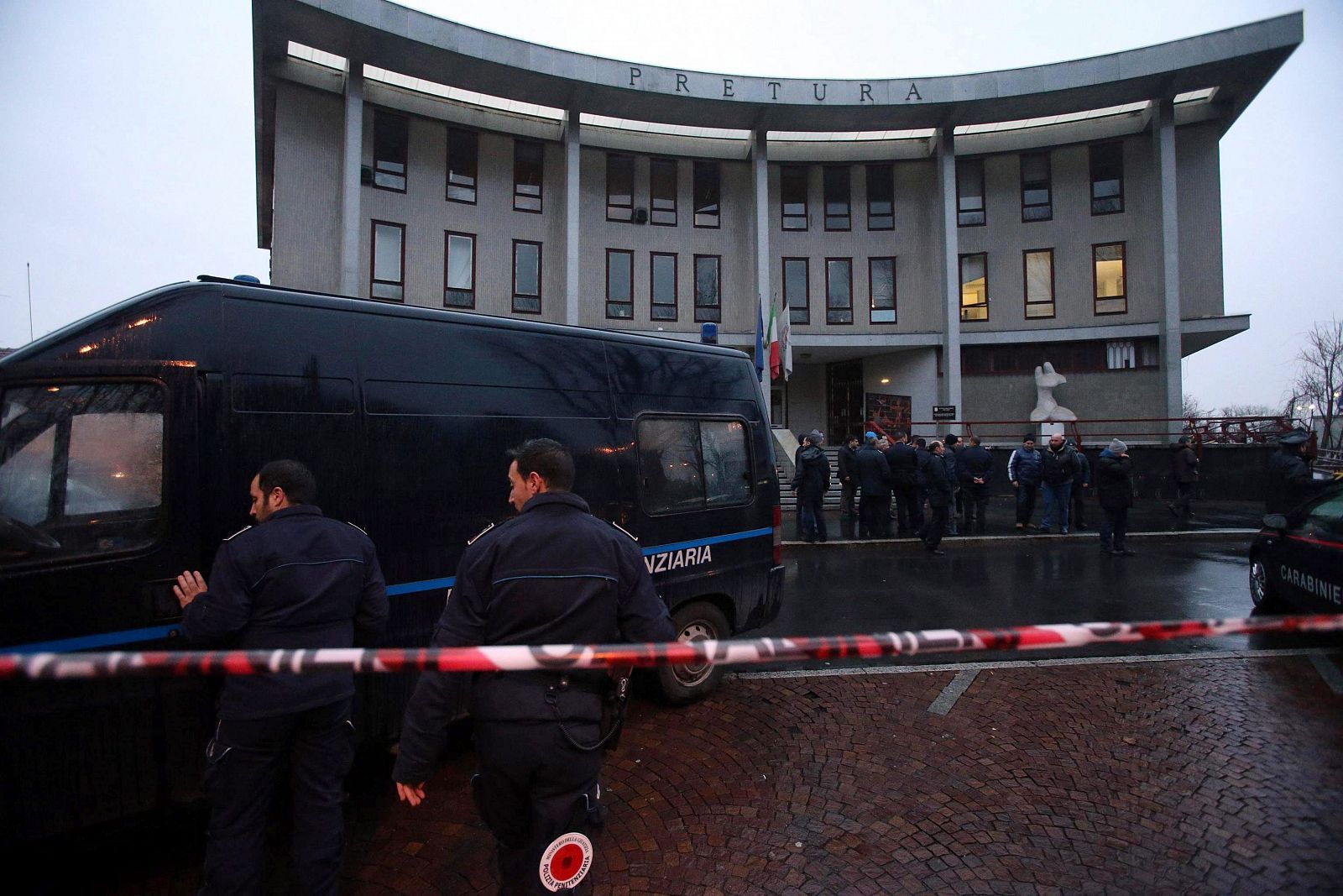 El furgón de la policía que transportaba a Domenico Cutri, permanece aparcado en la entrada de un tribunal de Milán (Italia) hoy, martes 4 de febrero de 2014