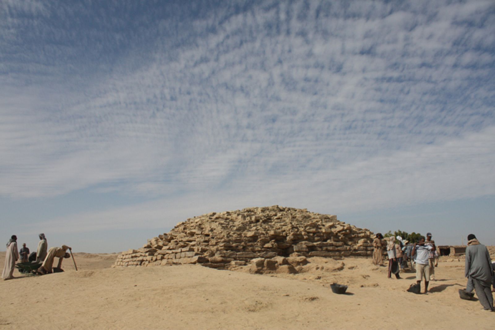 Pirámide escalonada de Edfu, recientemente descubierta en el sur de Egipto.