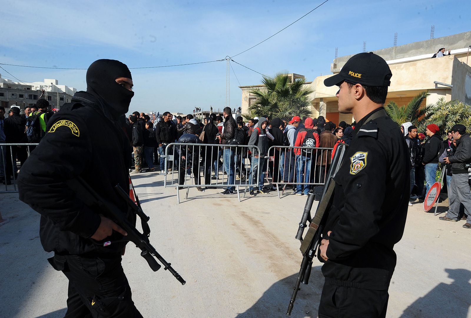 Agentes de la Policía de Túnez durante la operación en el barrio de Raoued de Túnez