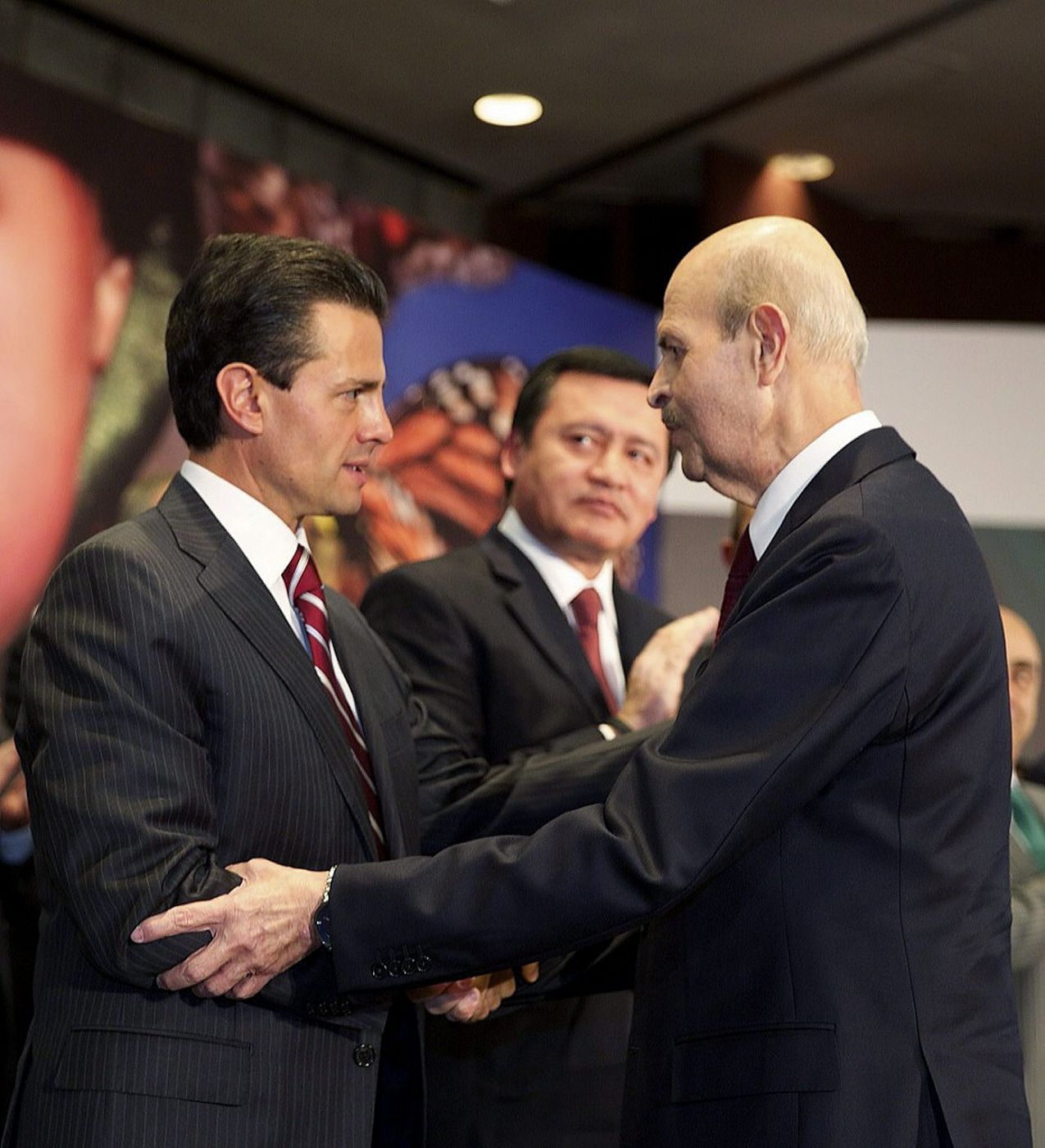 El presidente mexicano, Enrique Peña Nieto saluda al gobernador del estado de Michoacán, Fausto Vallejo este martes  durante un acto celebrado en la ciudad de Morelia.