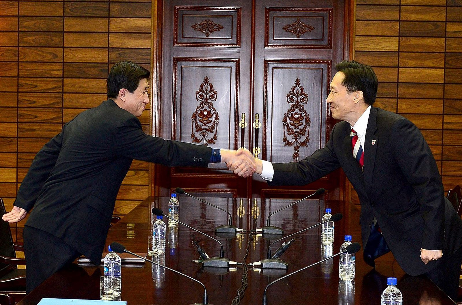 Los representantes de las dos Coreas se dan la mano tras alcanzar el acuerdo