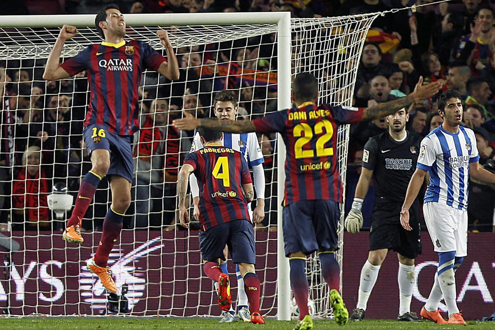 El centrocampista del F. C. Barcelona, Sergio Busquets (i), celebra el primer gol del equipo blaugrana