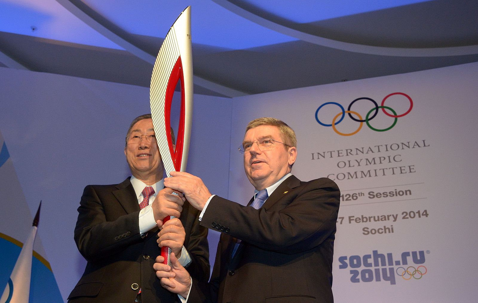Ban Ki moon sostiene la antorcha de Sochi 2014 con el presidente del COI, Thomas Bach
