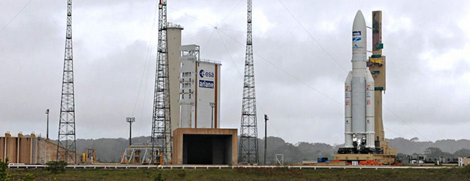 El cohete Ariane 5 ECA, de Arianespace en la plataforma de lanzamiento.
