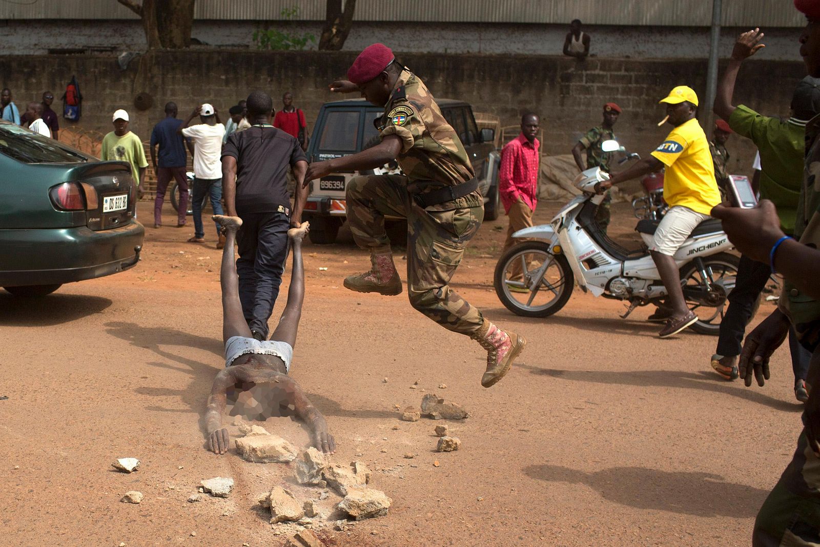 Un soldado centroafricano participa en el linchamiento de una persona, acusada de ser rebelde Séléka, este miércoles en Bangui.