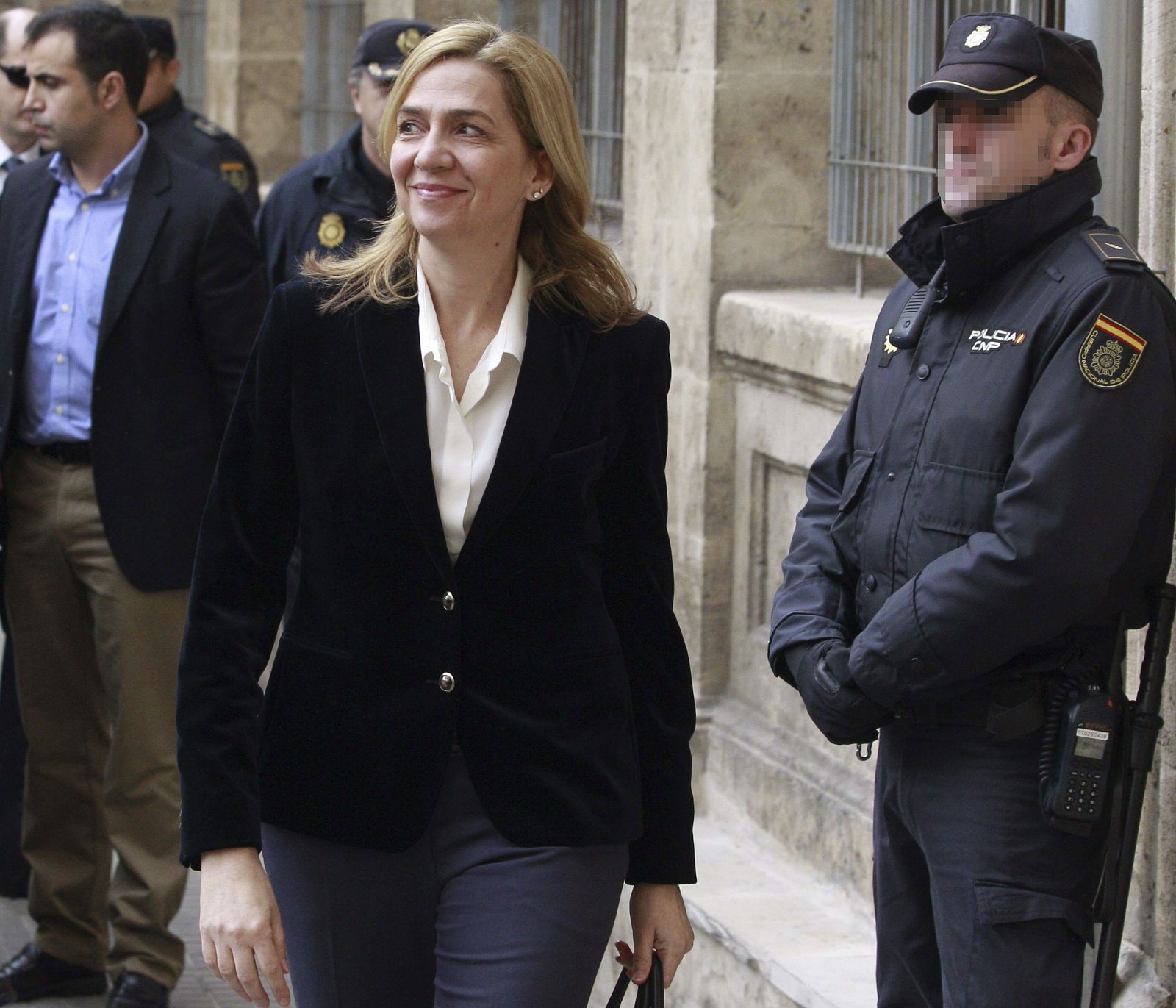 La infanta Cristina, a su llegada a los juzgados de Palma, donde ha sido citada para declarar como imputada en el caso Nóos a las 10:00 horas.