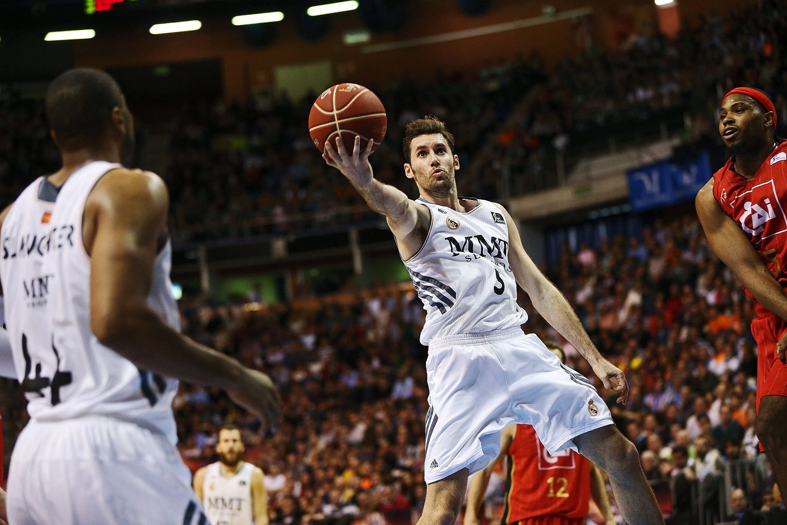 El escolta del Real Madrid Rudy Fernandez tira a canasta ante el pívot estadounidense del Cai Zaragoza Joseph Jones.