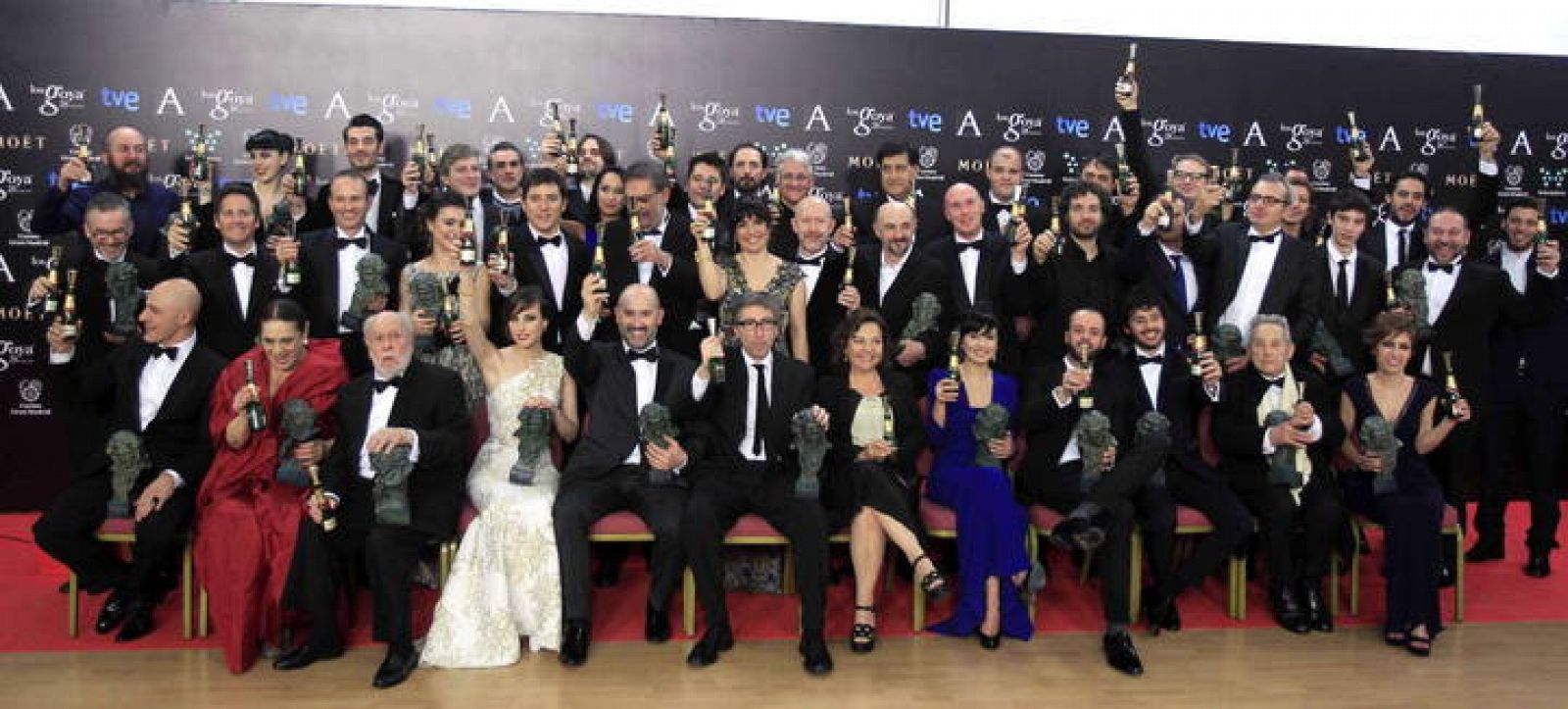 Foto de familia de los premiados en la gala de entrega de los 28 premios Goya, celebrada en el Hotel Auditórium de Madrid.