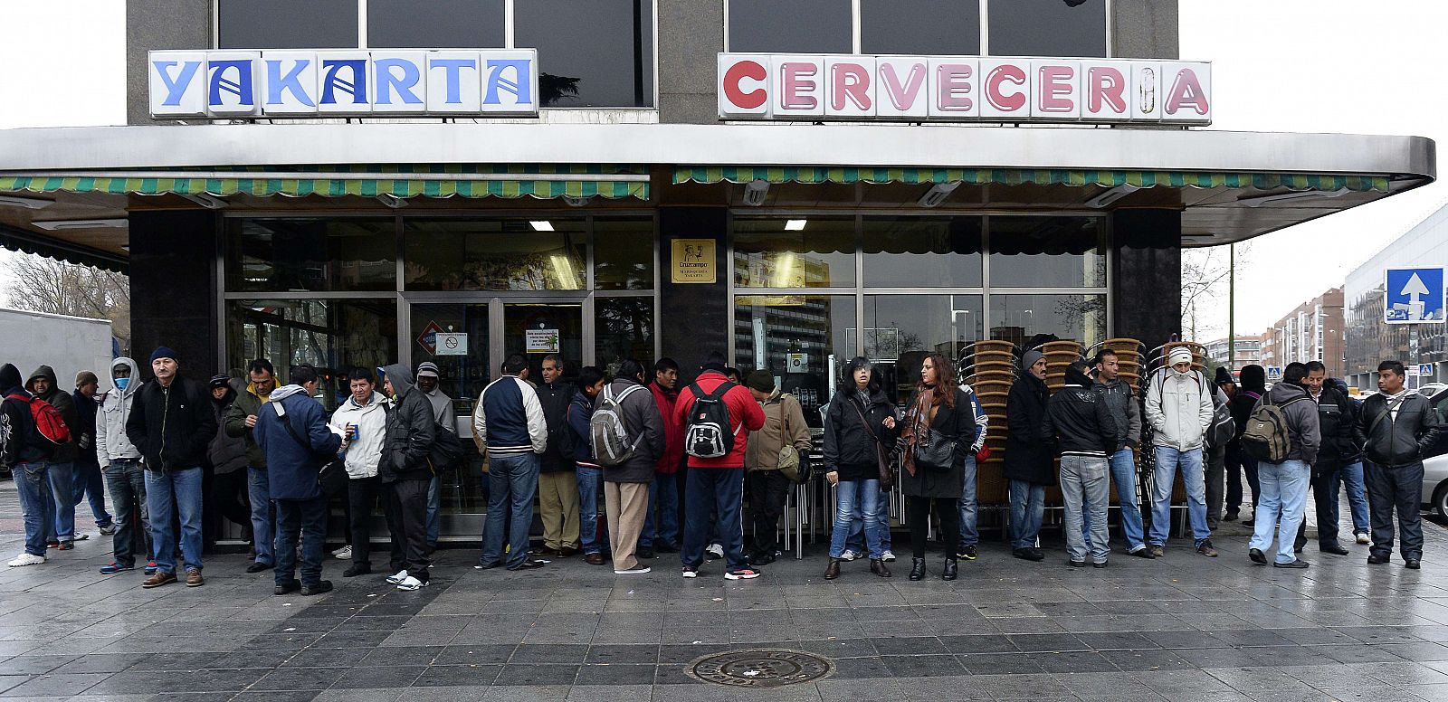 Un grupo de gente espera un trabajo en Madrid