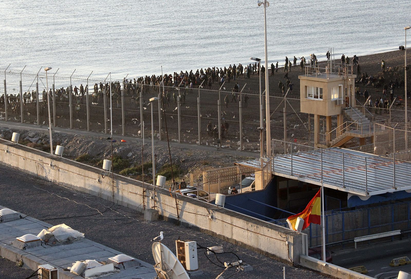 Inmigrantes irregulares en el lado marroquí de la frontera española de Ceuta, el 7 de febrero