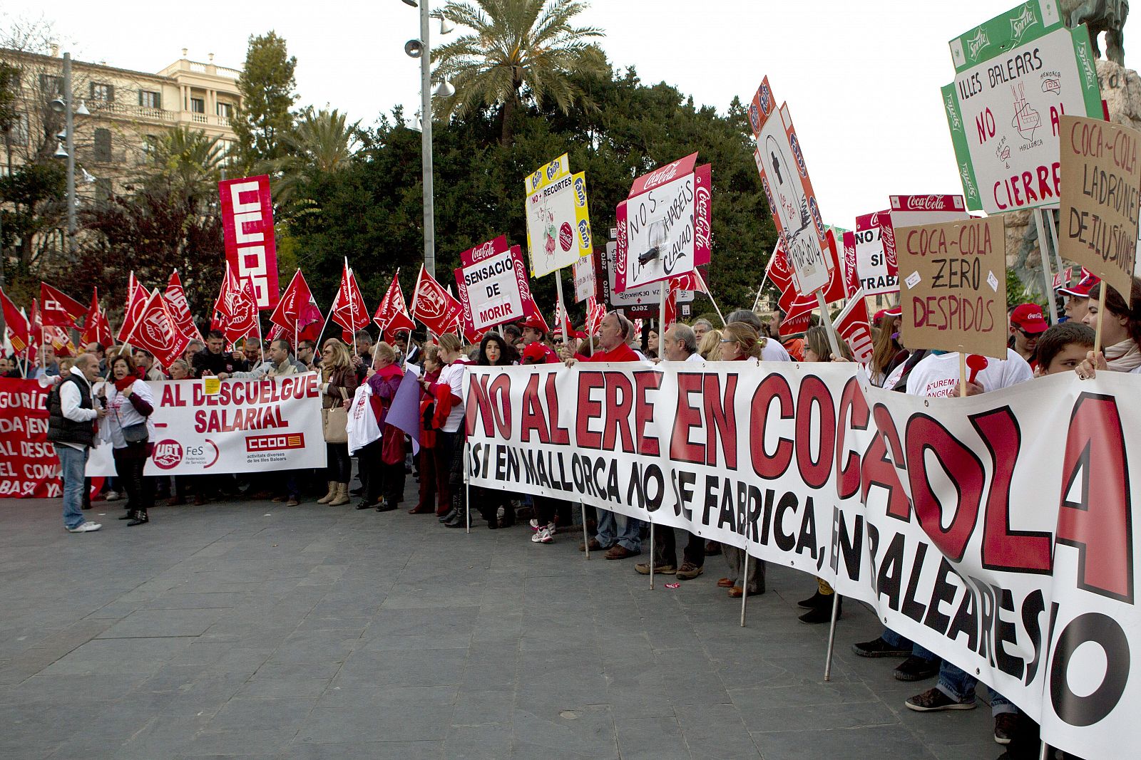 Concentración de trabajadores de Coca-Cola en la Plaza de España de Palma