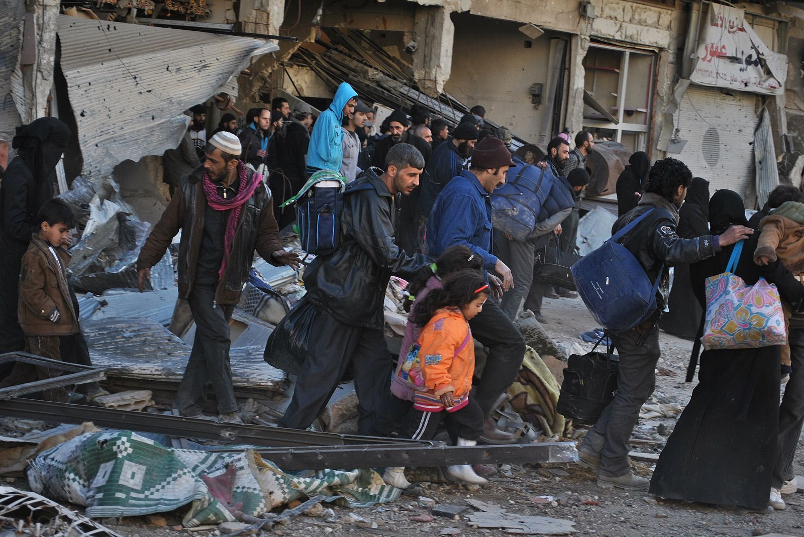 Civiles sirios abandonan el centro de Homs durante la evacuación