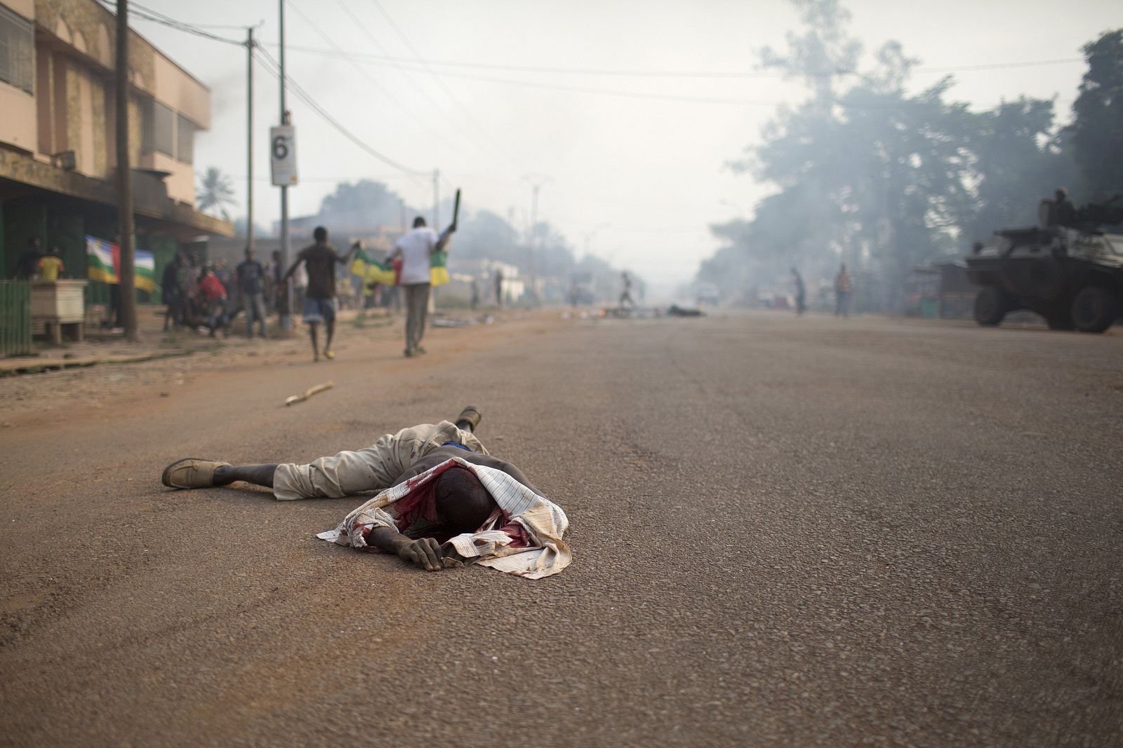 El cuerpo de un musulmán yace en una carretera de Bangui
