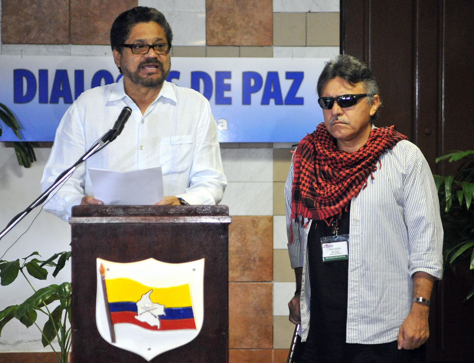 Los representantes de las FARC en las conversaciones en Cuba, Lusiano Marín (izda) y Seuxis Paucias Hernández Solarte