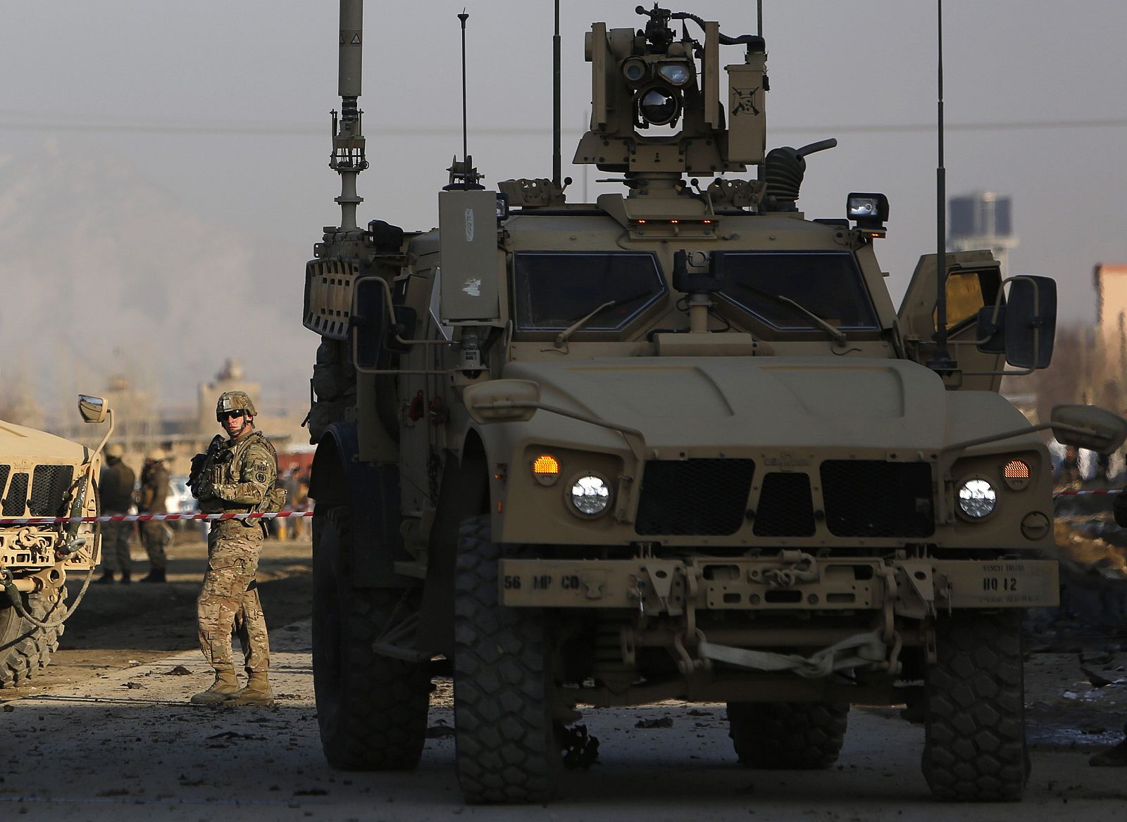 Soldados de EE.UU. en el lugar de un atentado suicida en Kabul