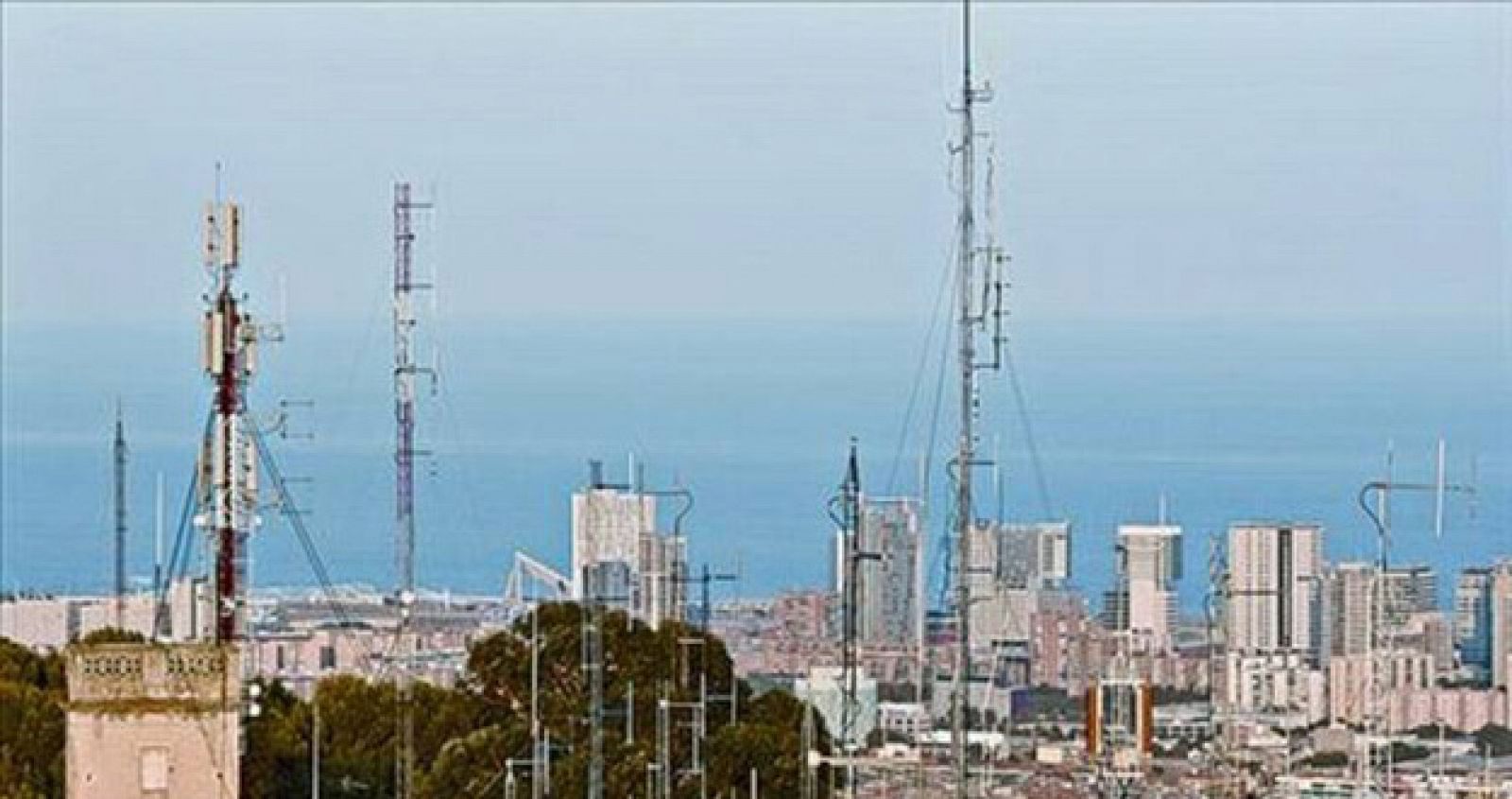 'Skyline' de antenas en una ciudad costera española