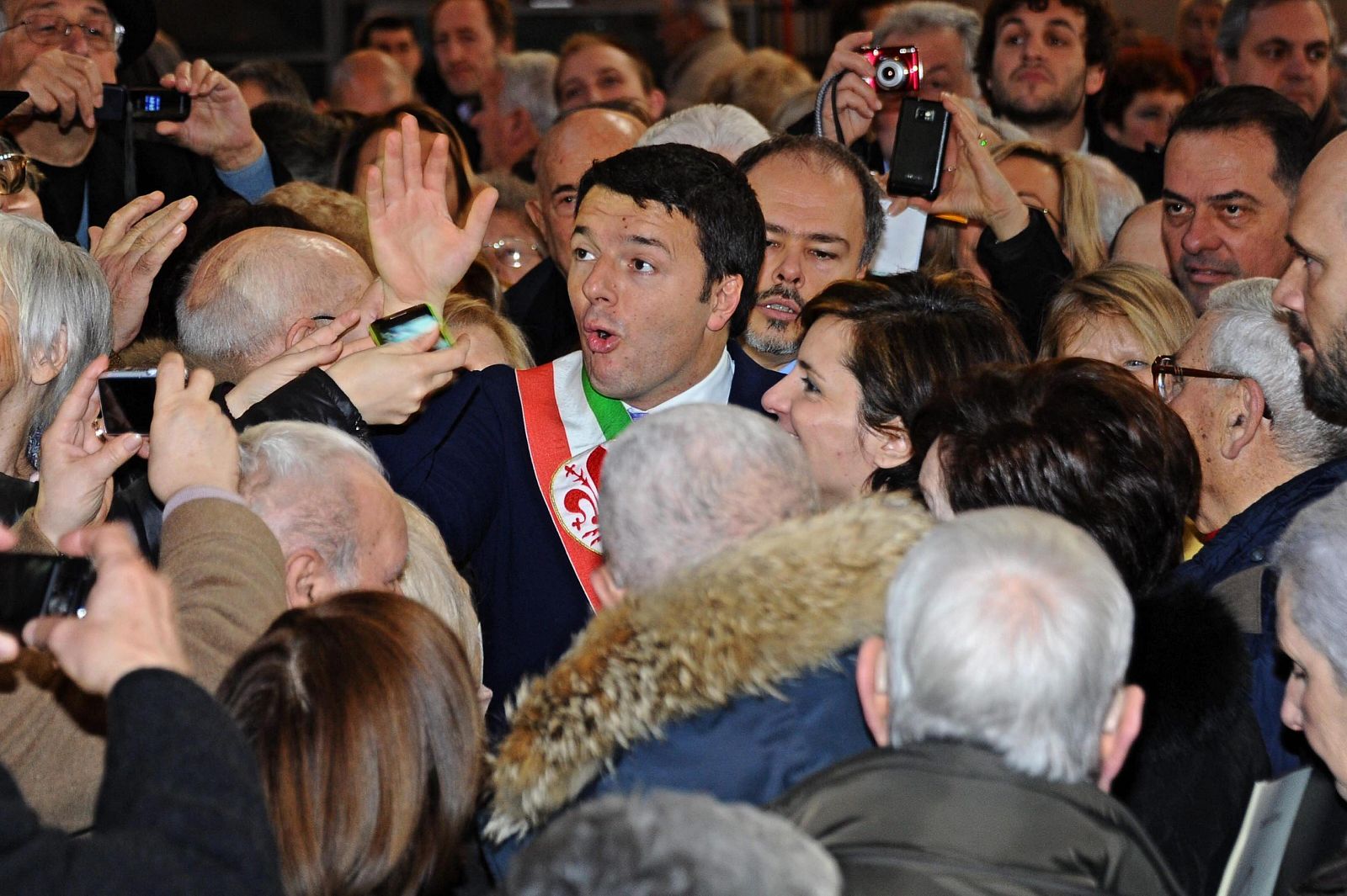 El líder del Partido Democrático (PD) y alcalde de Florencia, Matteo Renzi, exultante en una ceremonia este viernes en el Palacio Vecchio.