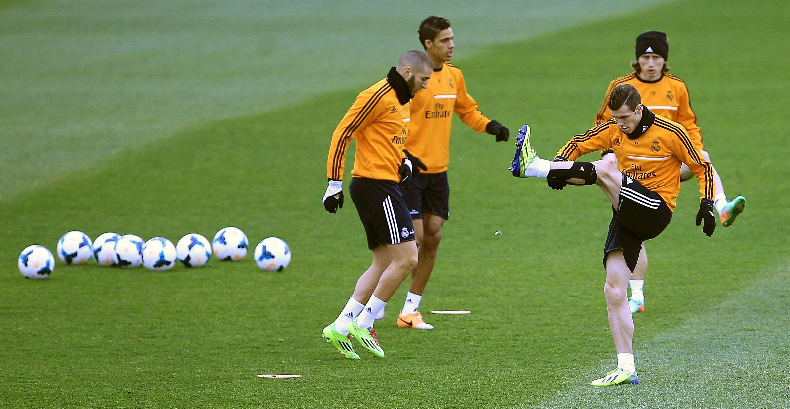 Karim Benzemá, Raphael Varane, Luka Modric y Gareth Bale durante el entrenamiento.
