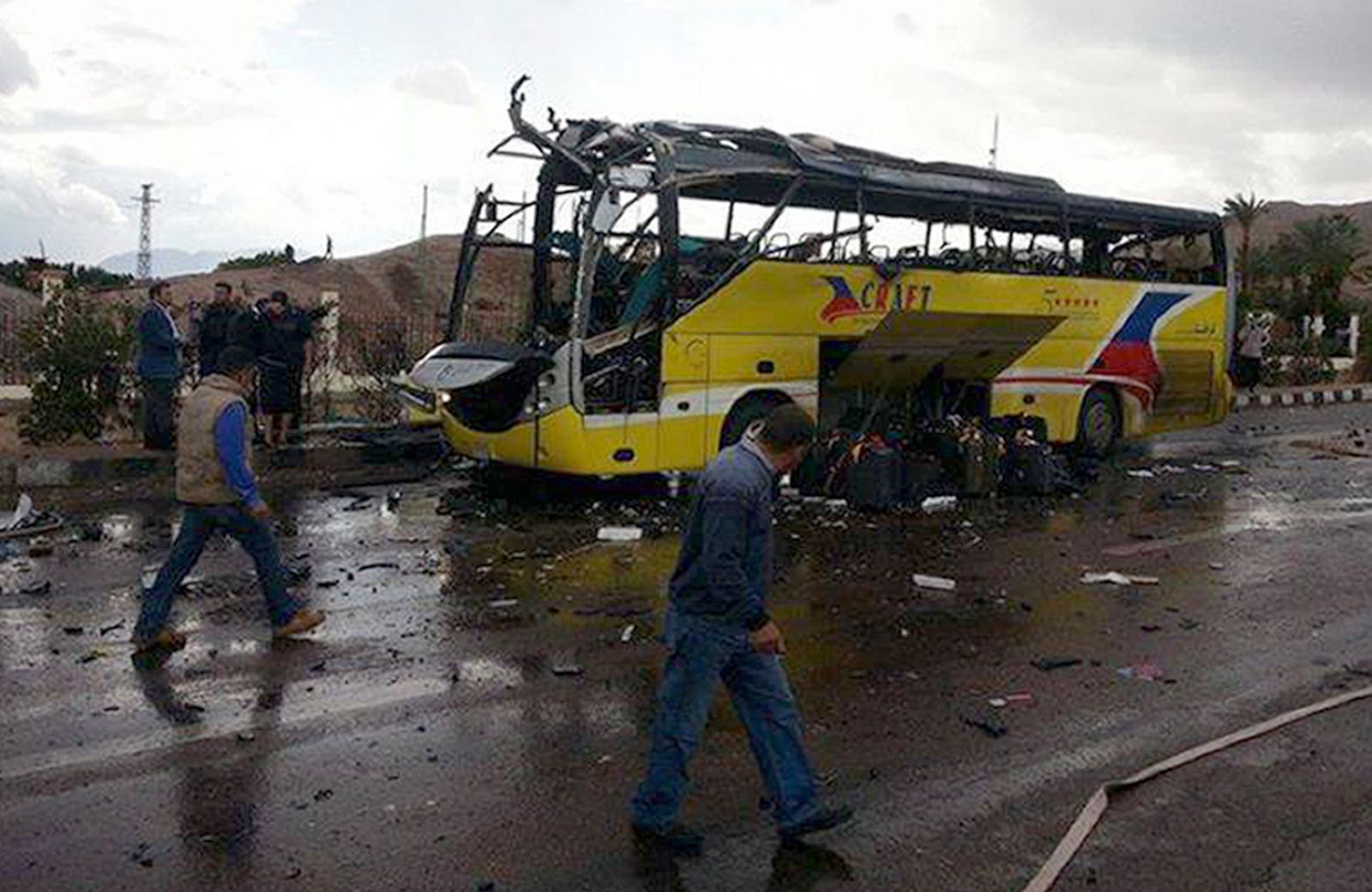 Estado del autobús turístico tras la explosión en el Sinaí