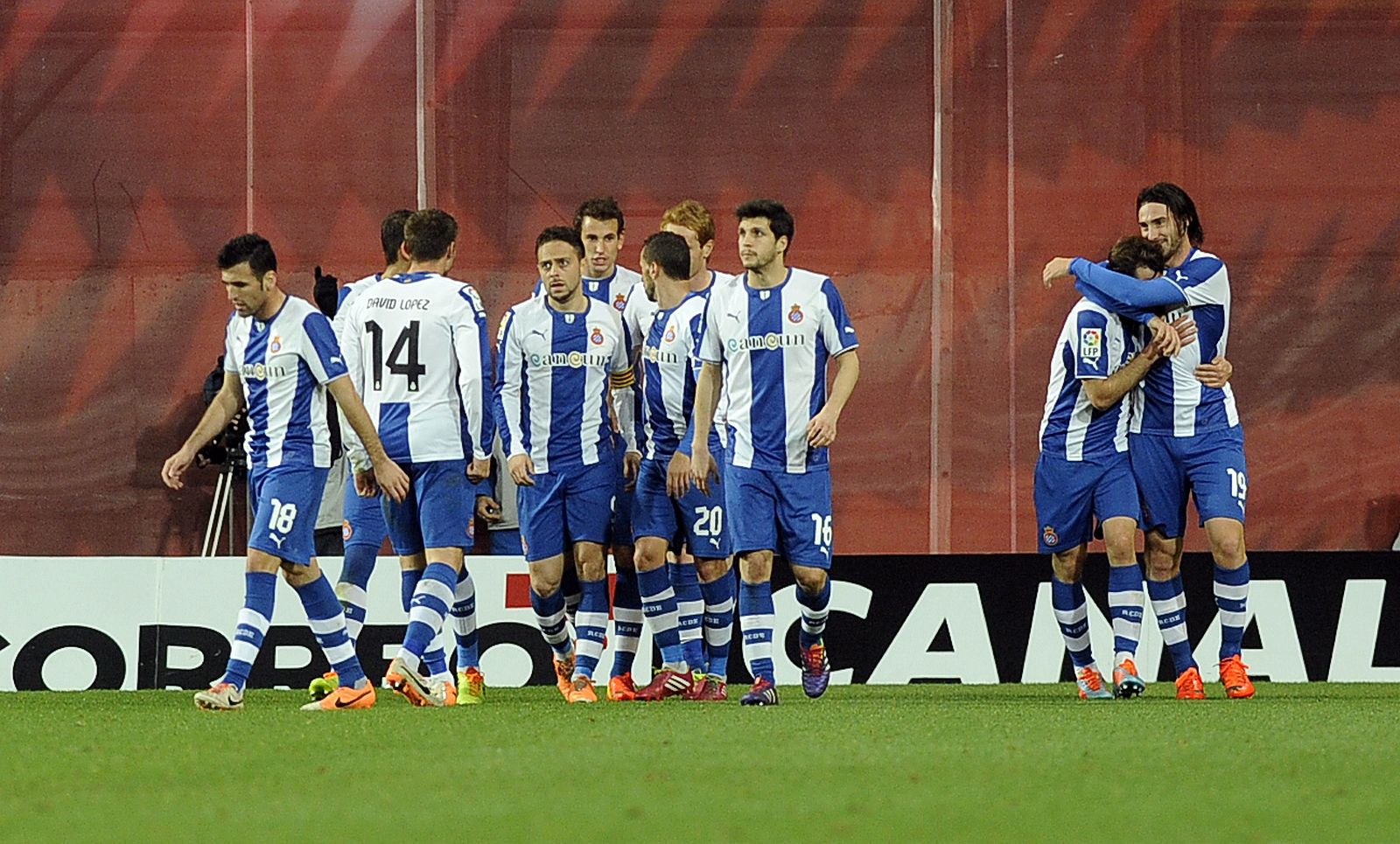 Los jugadores del Espanyol celebran el segundo gol.