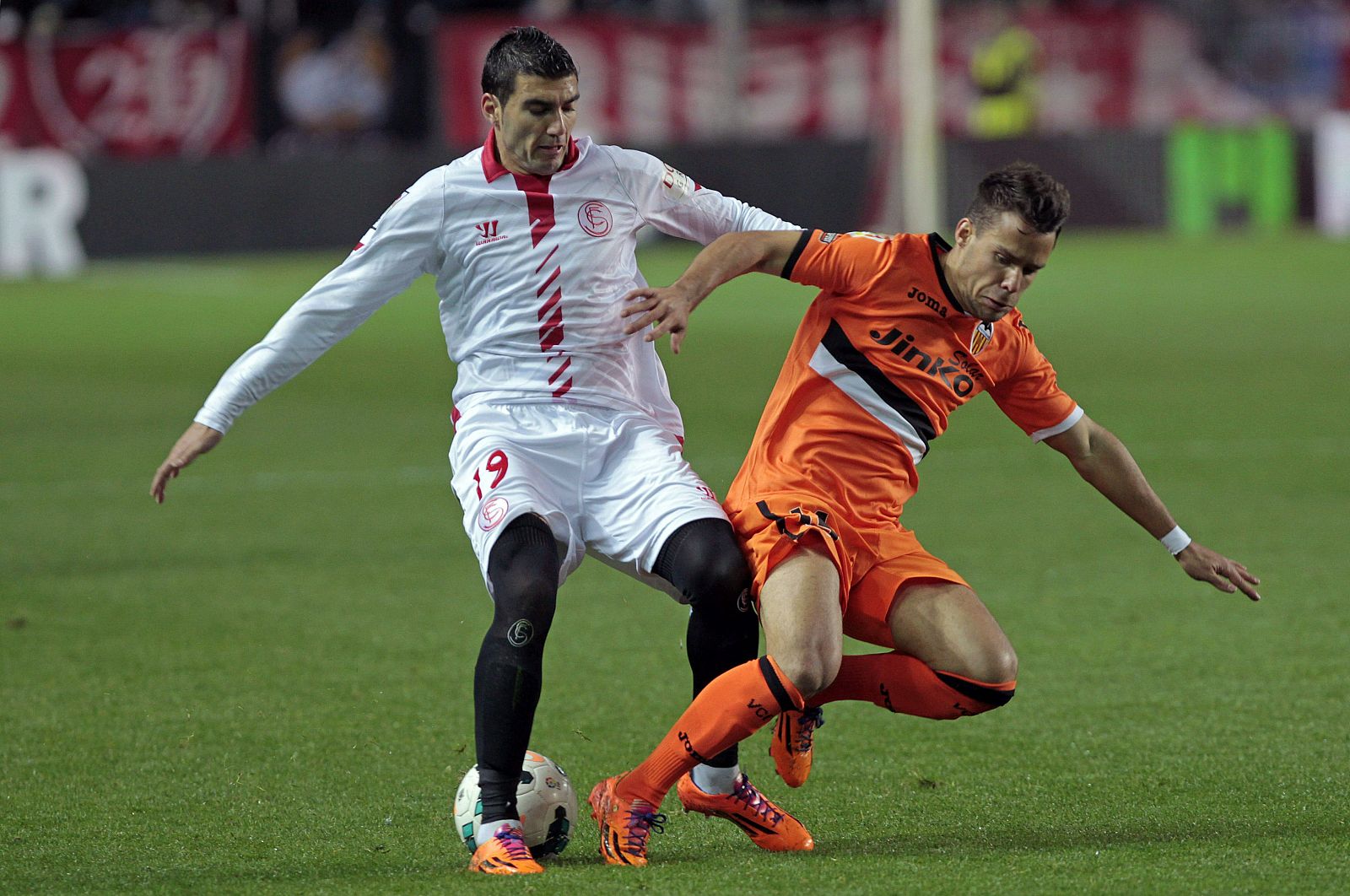 El centrocampista del Sevilla CF José Antonio Reyes (i) lucha el balón con Juan Bernat, defensa del Valencia CF